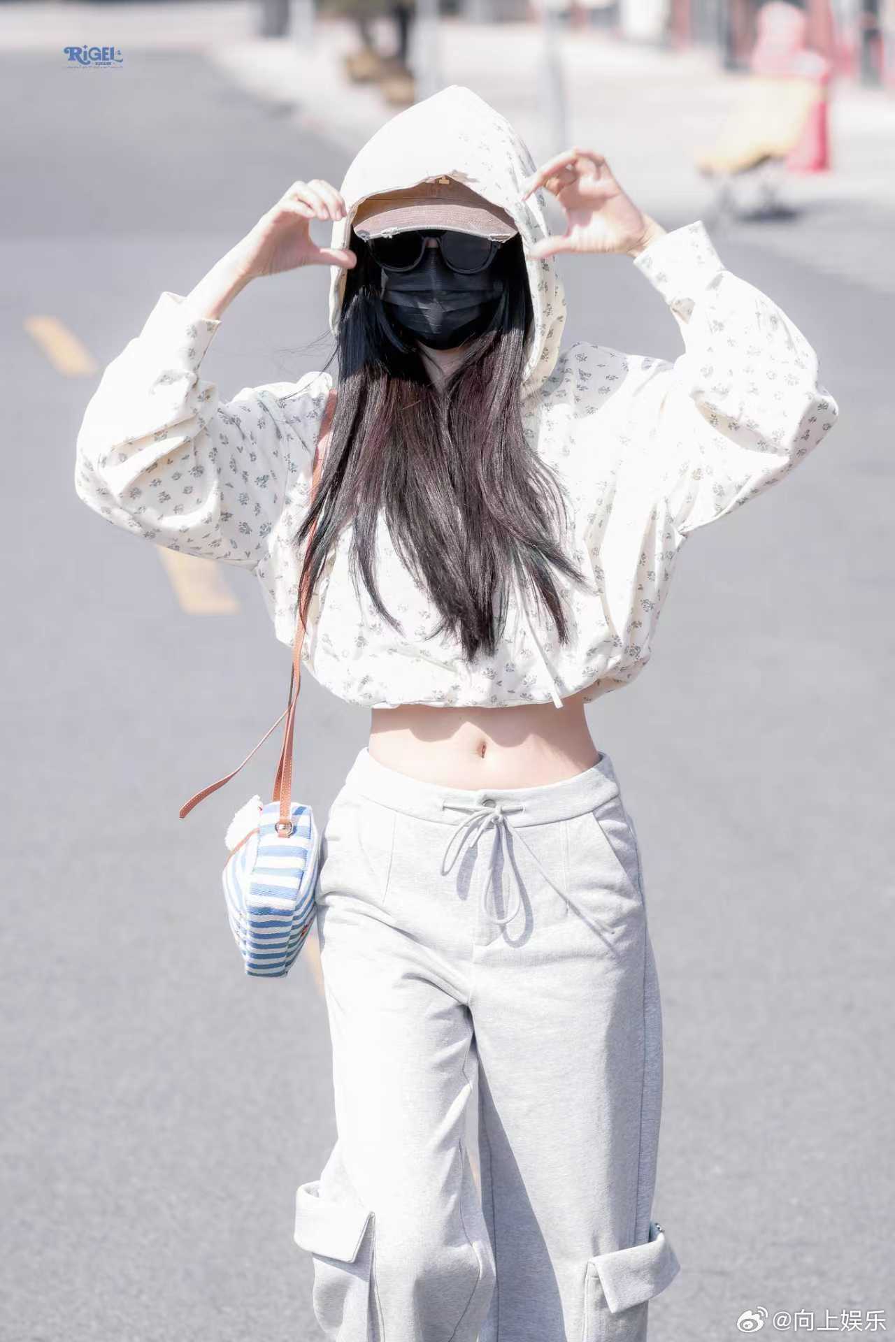 虞书欣穿小碎花卫衣上班清新可爱
