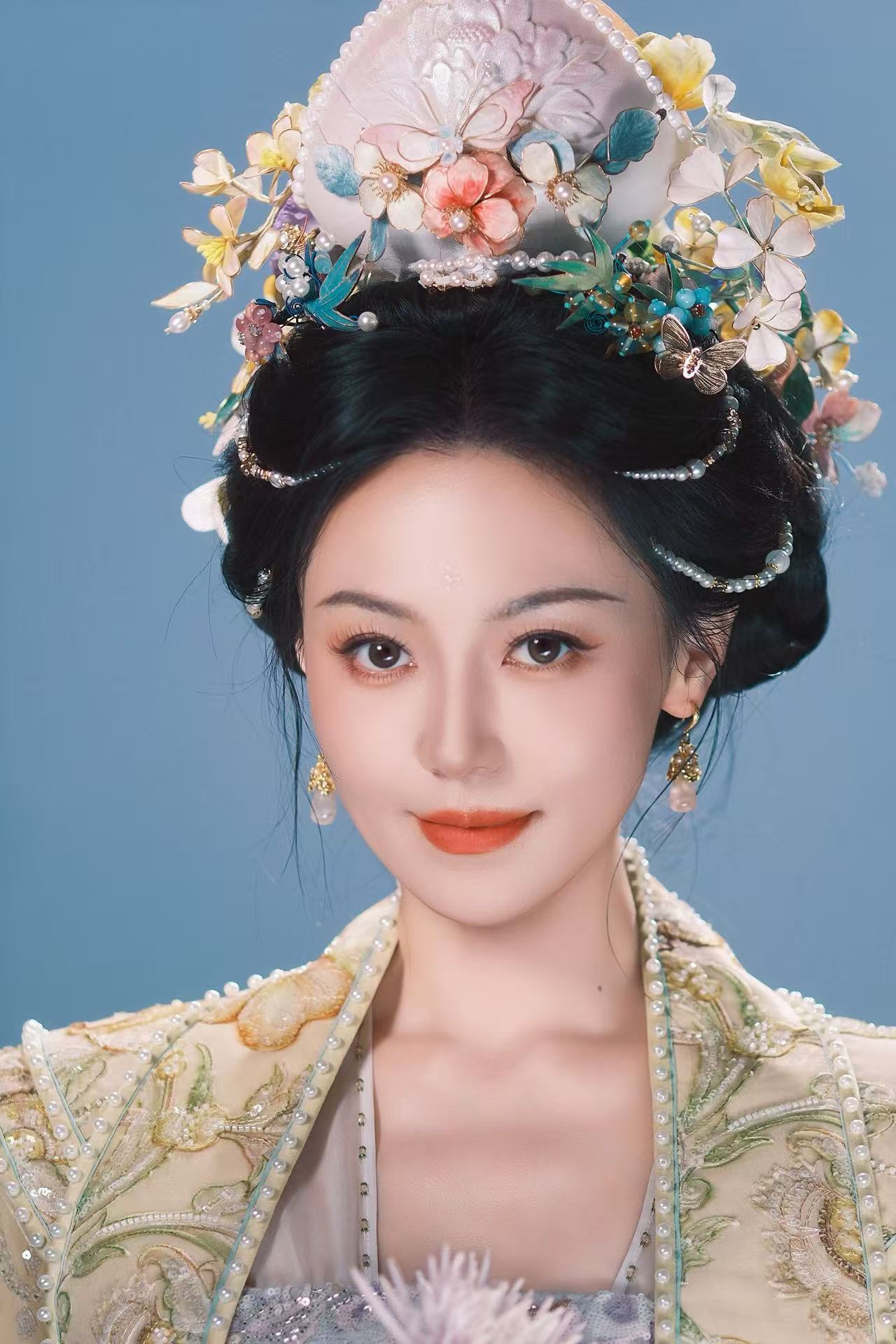 黄梦莹鎏金花神造型太惊艳，浅黄华服置身繁花幻境