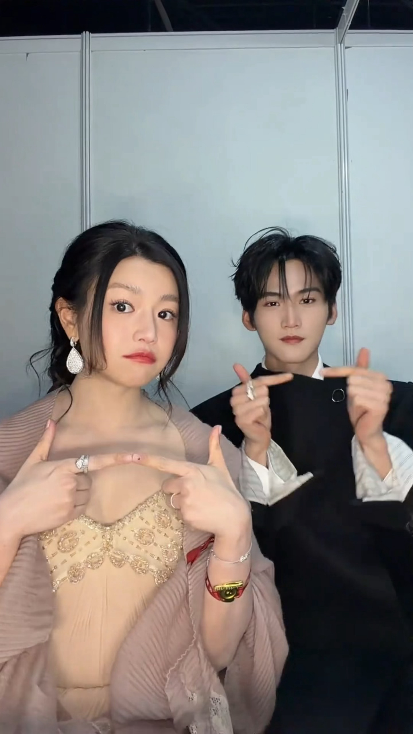 陈妍希周柯宇小年夜共创歌曲《曾经的心掏空给你》