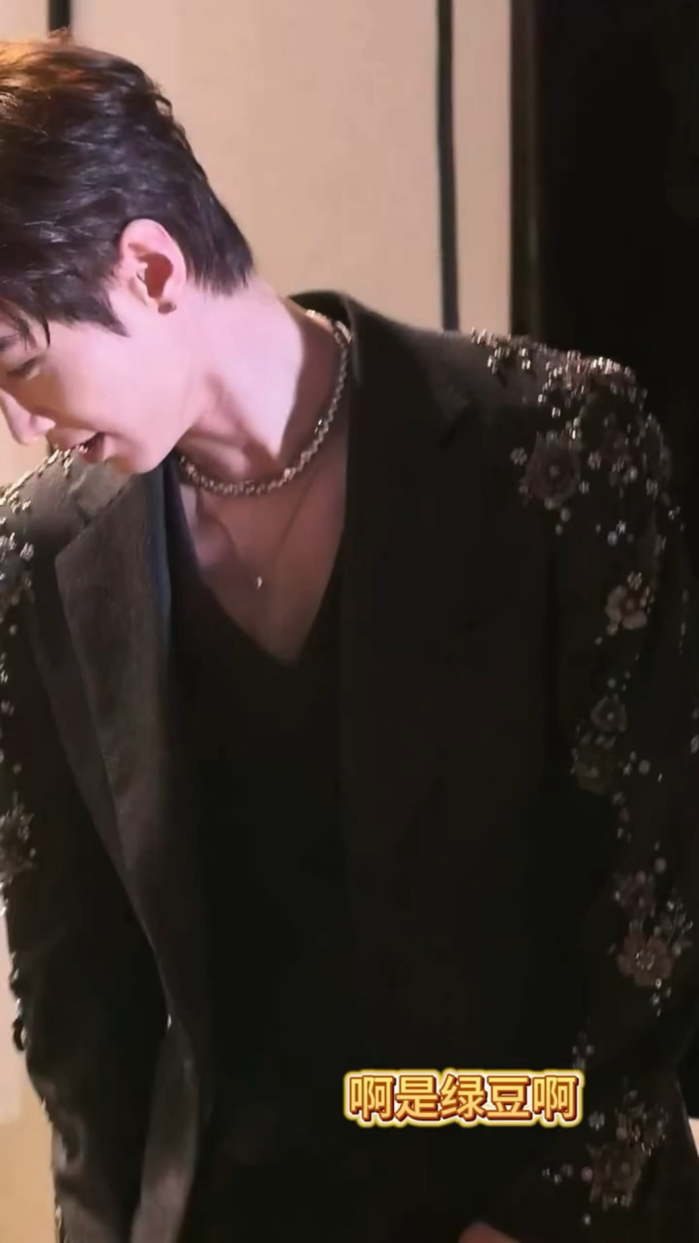 何与调侃孟子义高跟鞋，笑称幸亏鞋底厚