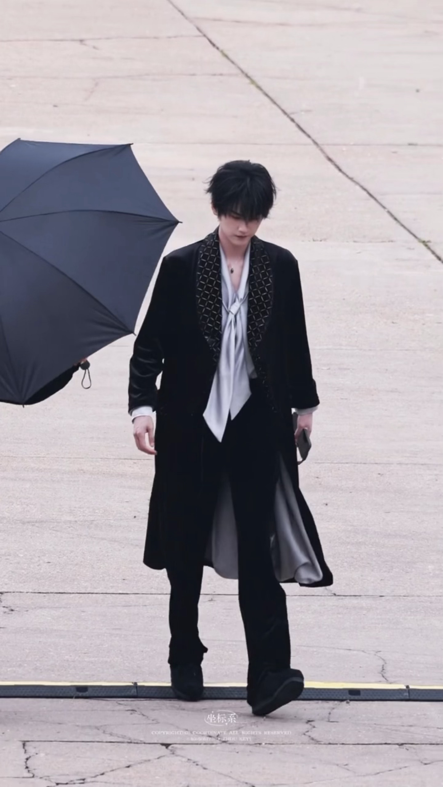 周柯宇乙游建模身材引热议，走路粉自发聚集