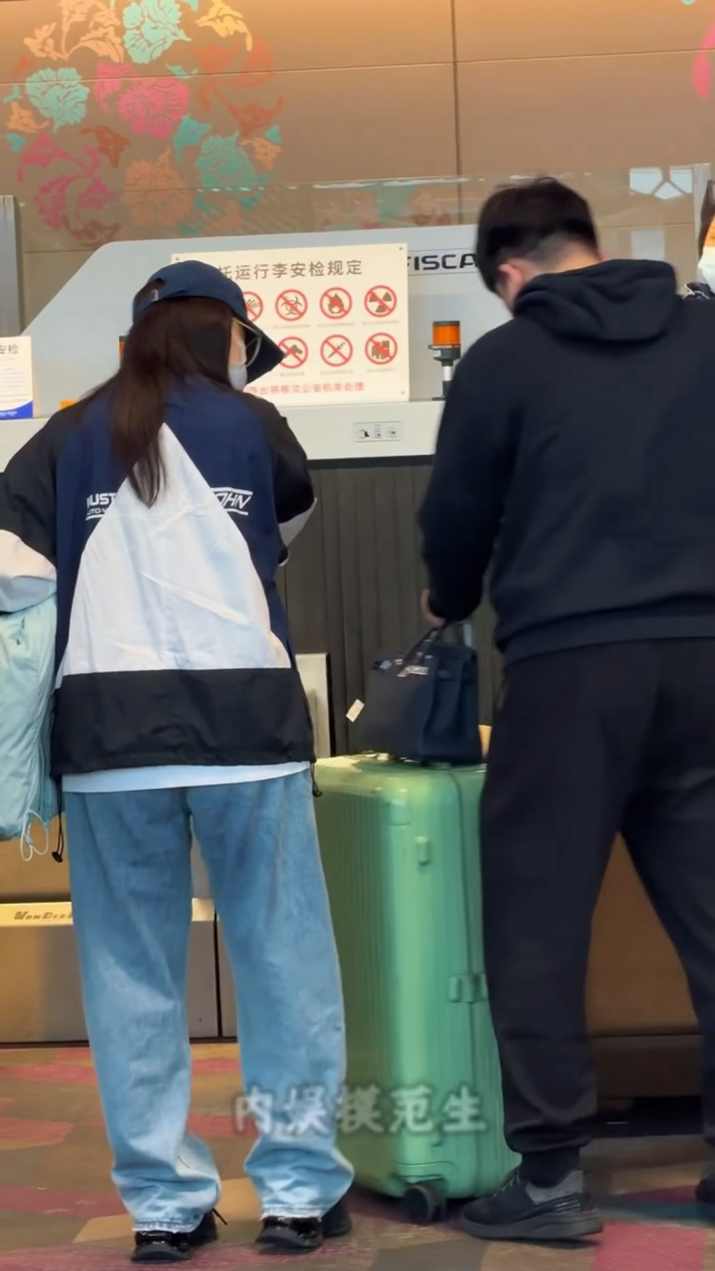 阚清子与老公现身机场，复工出发录制浪姐