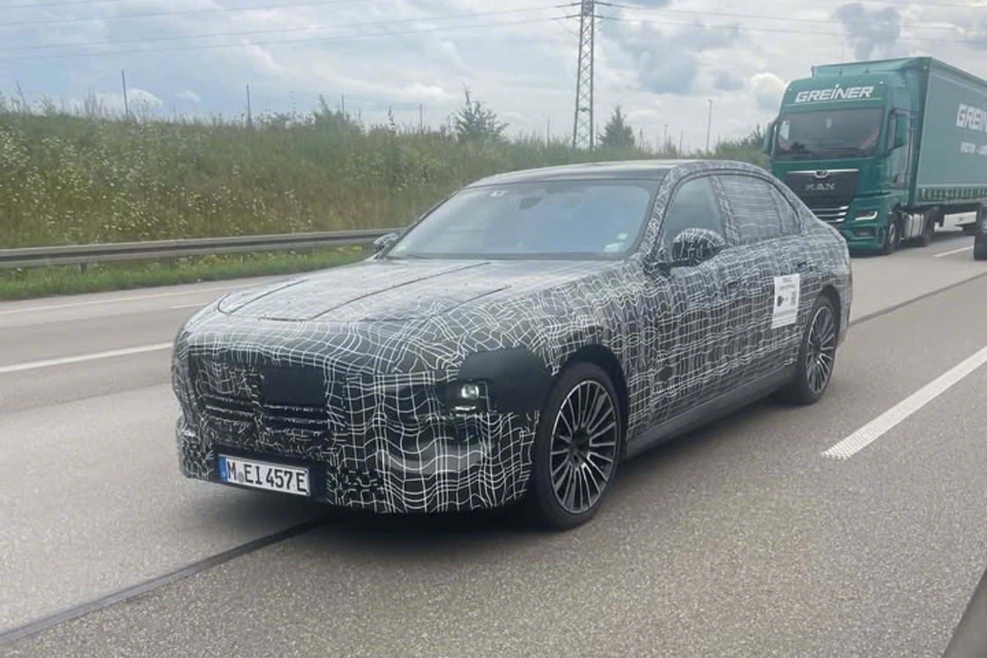 2027款宝马7系中期改款路测图曝光，采用分体式前大灯