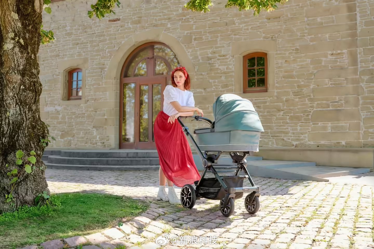 奔驰联名推出四款婴儿推车，最高售价1.6万元