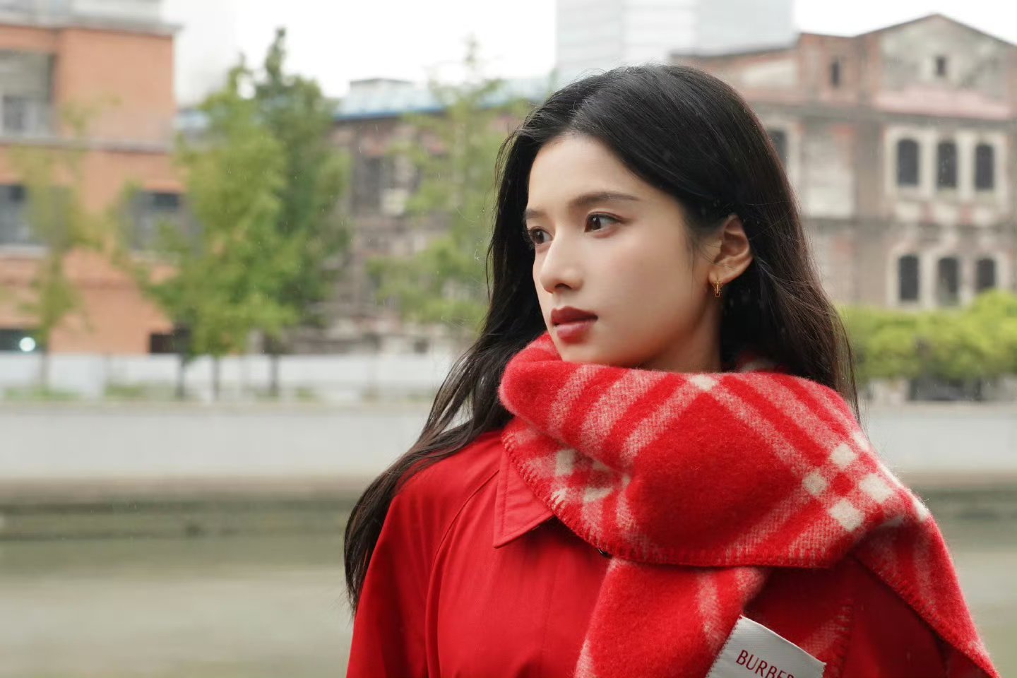 张婧仪穿红色服饰迎新年