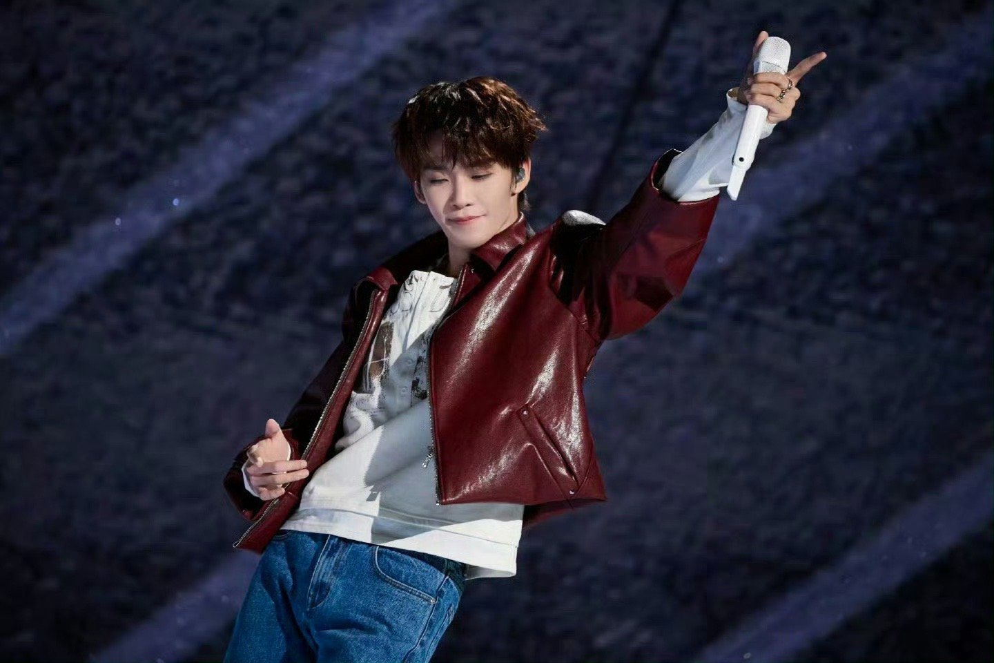 王赫野颜人中合作《骂醒我》，首次舞台名正言顺开骂