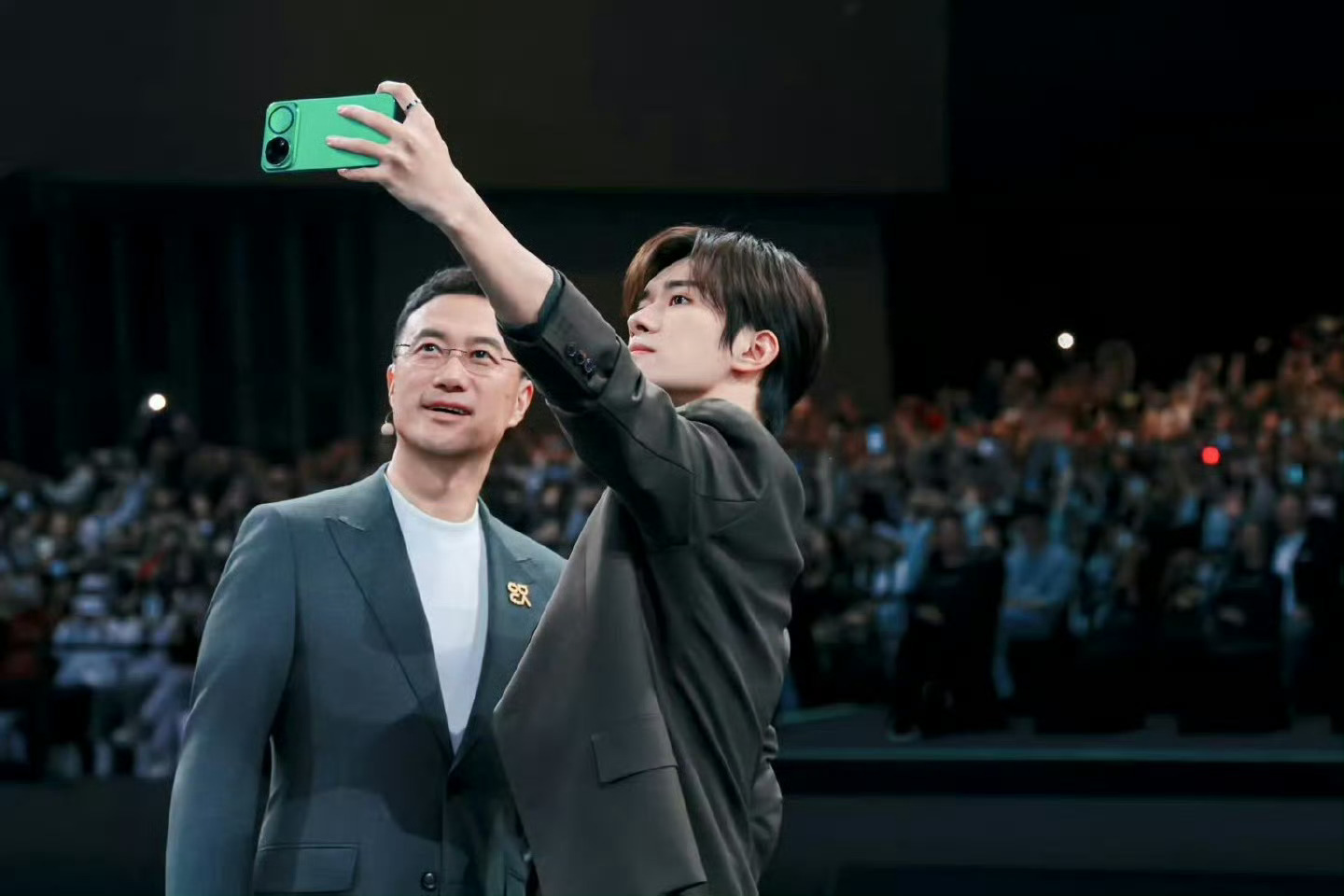 网友晒与何刚、易烊千玺合影