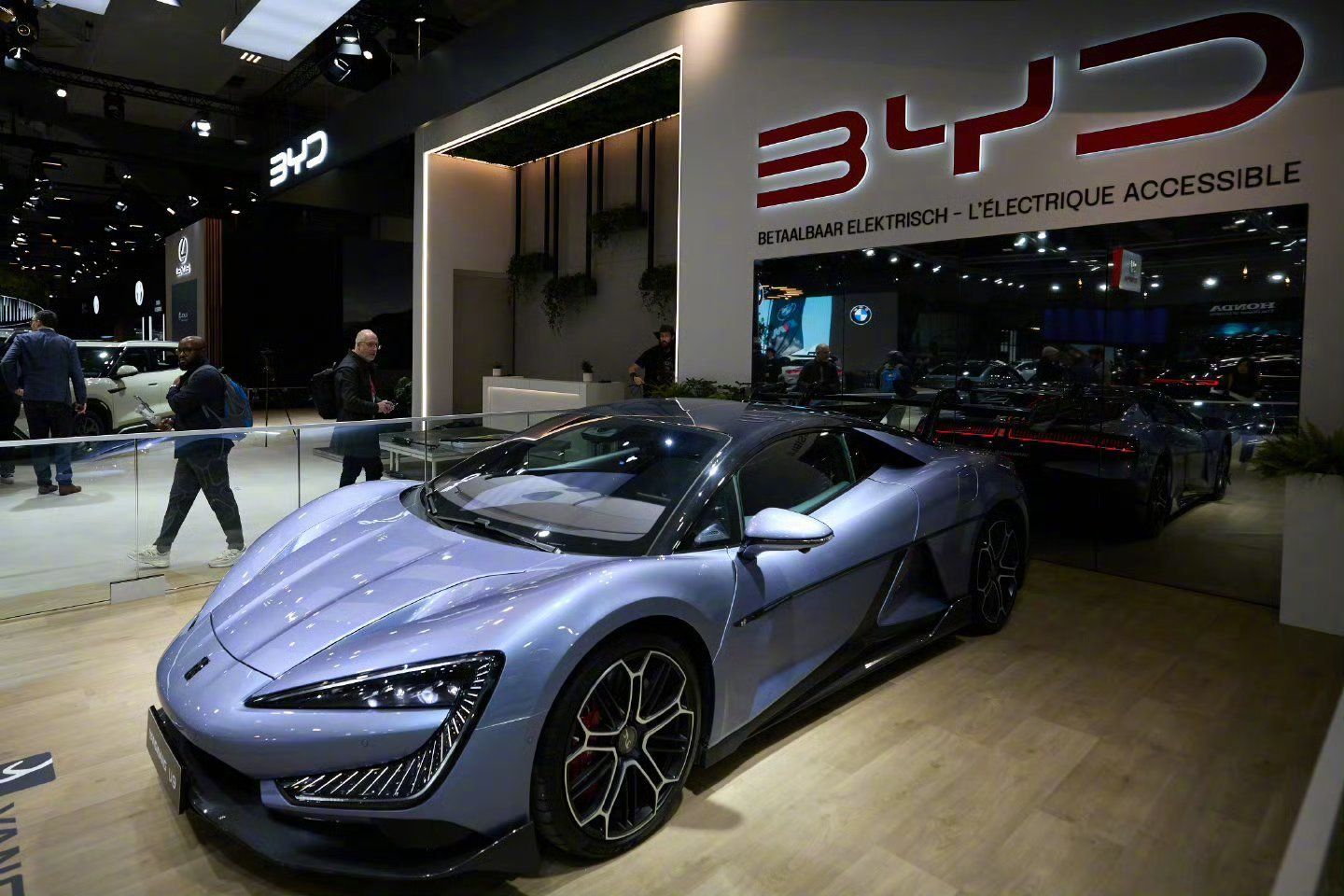 比亚迪纯电销量225万辆首超特斯拉登顶全球