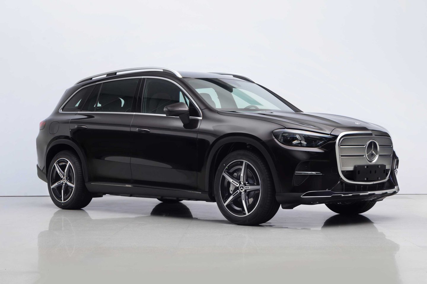 北京奔驰全新纯电 GLC 申报：大尺寸盾形格栅吸睛，国产专属加长轴距