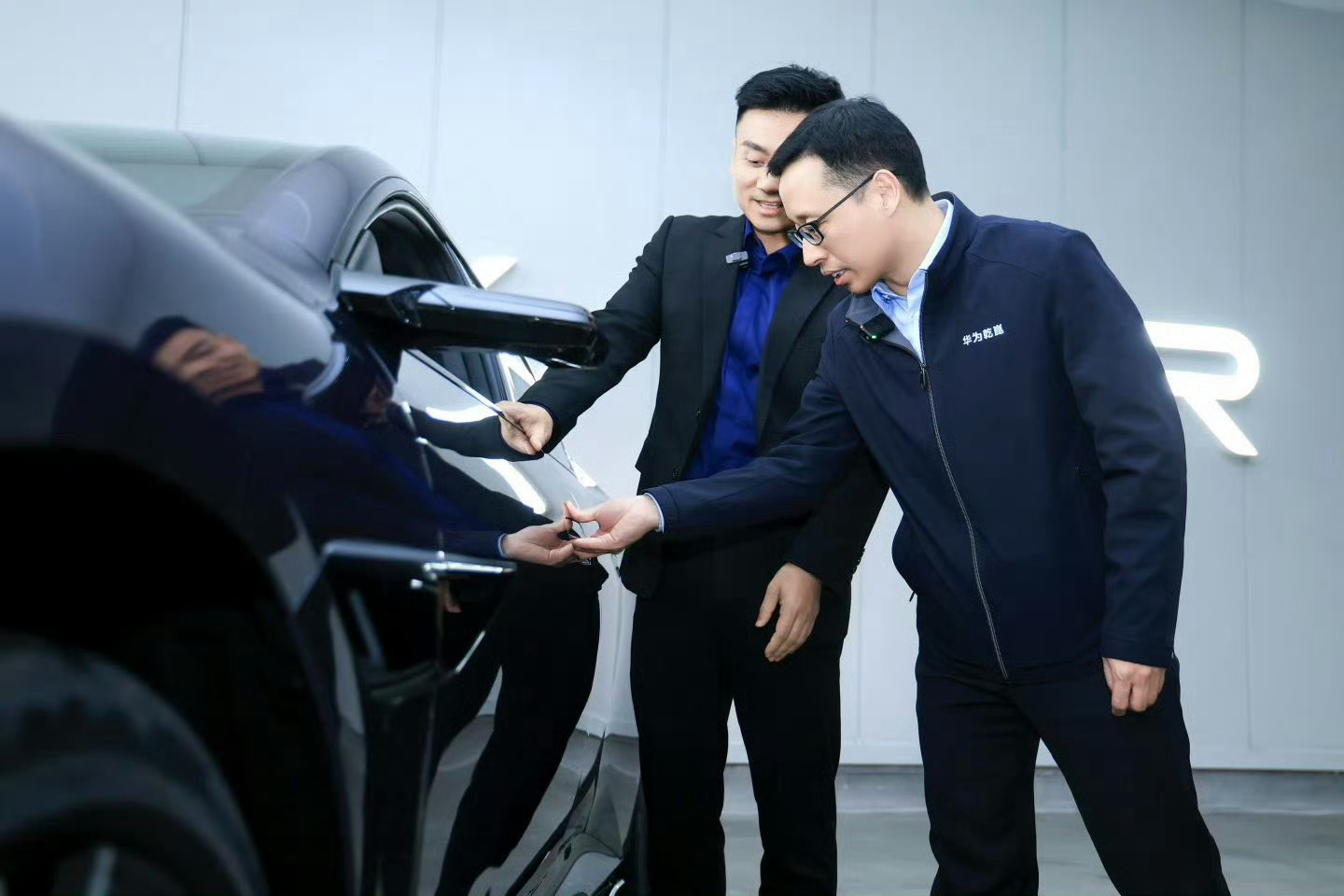 阿维塔12新车搭载华为激光雷达，B柱首现乾崑智驾标志