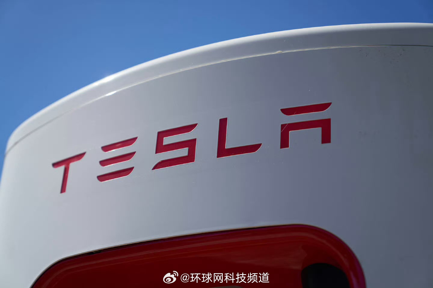 马斯克称特斯拉FSD最早2月在华获批，服务费将上涨