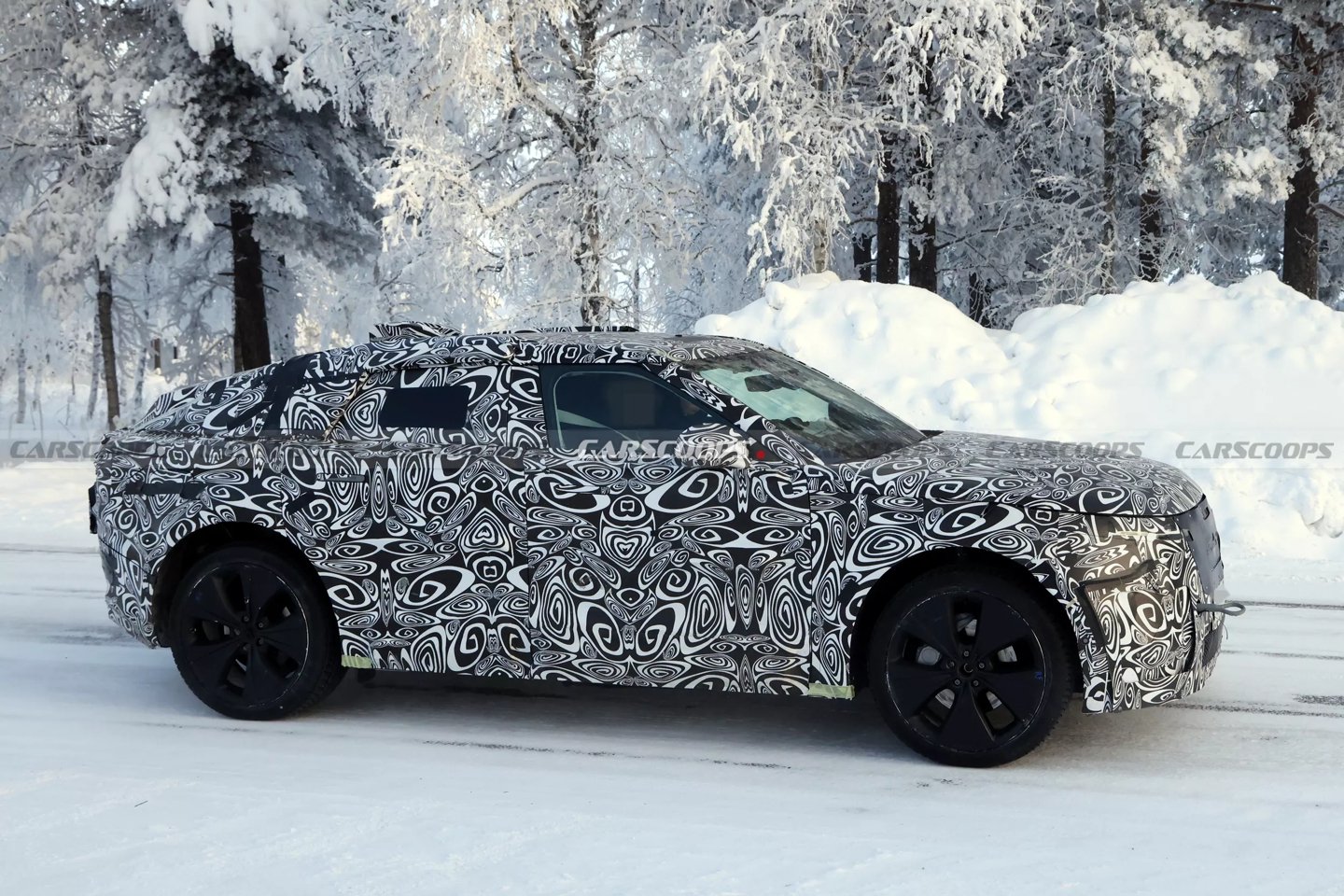 全新路虎揽胜星脉谍照曝光，溜背设计转向纯电