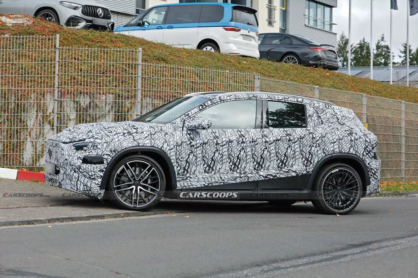 奔驰全新GLA谍照曝光，纯电混动双版本挑战宝马iX1