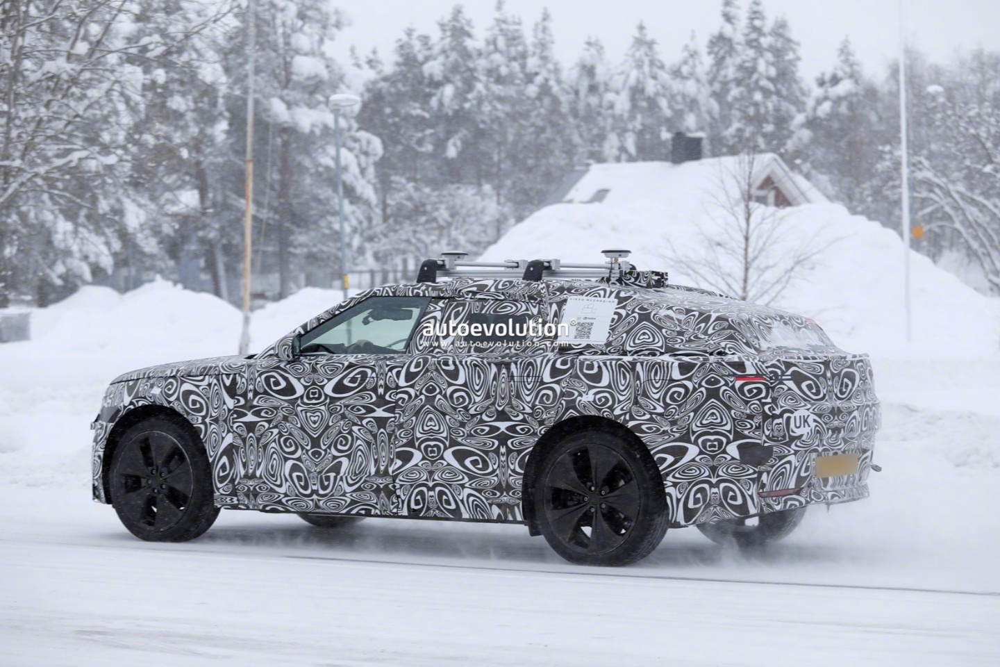 2027款路虎极光纯电版路测图曝光，隐藏门把手或取消后窗