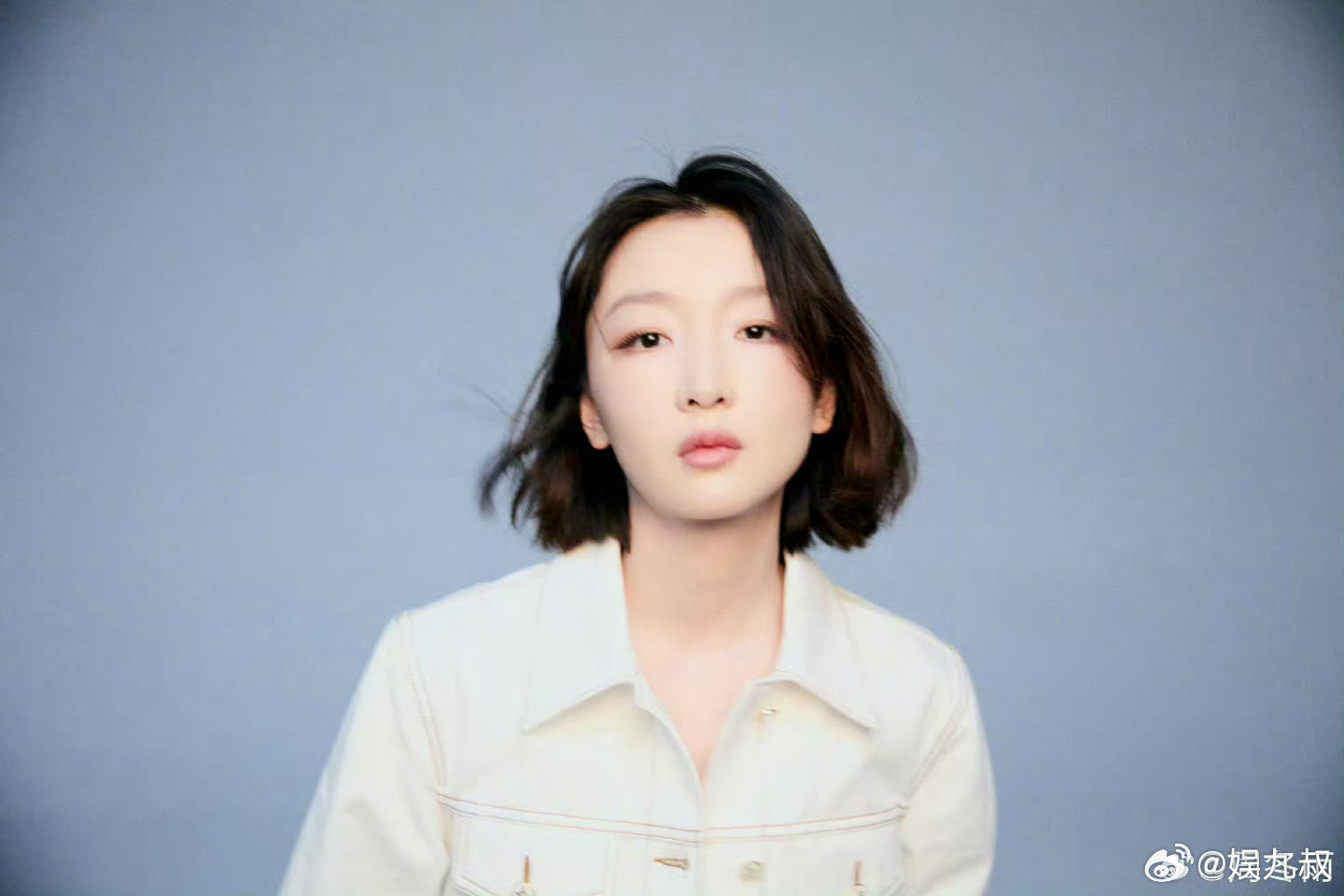 周冬雨白色丹宁套装亮相,素雅装扮展气质