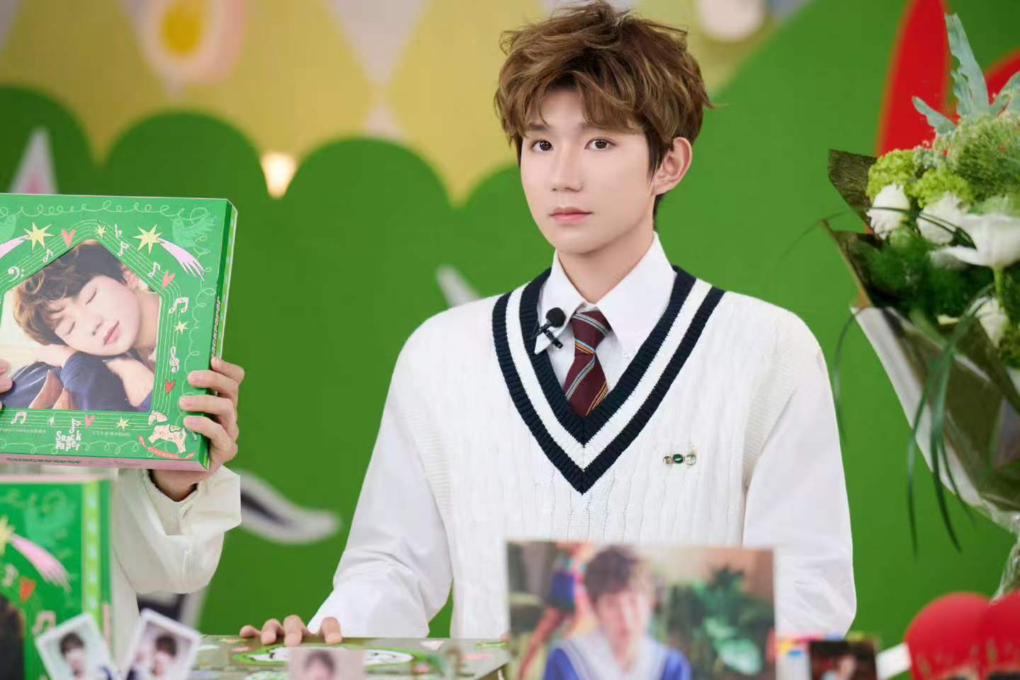 王源校园风造型亮相，青春活力十足