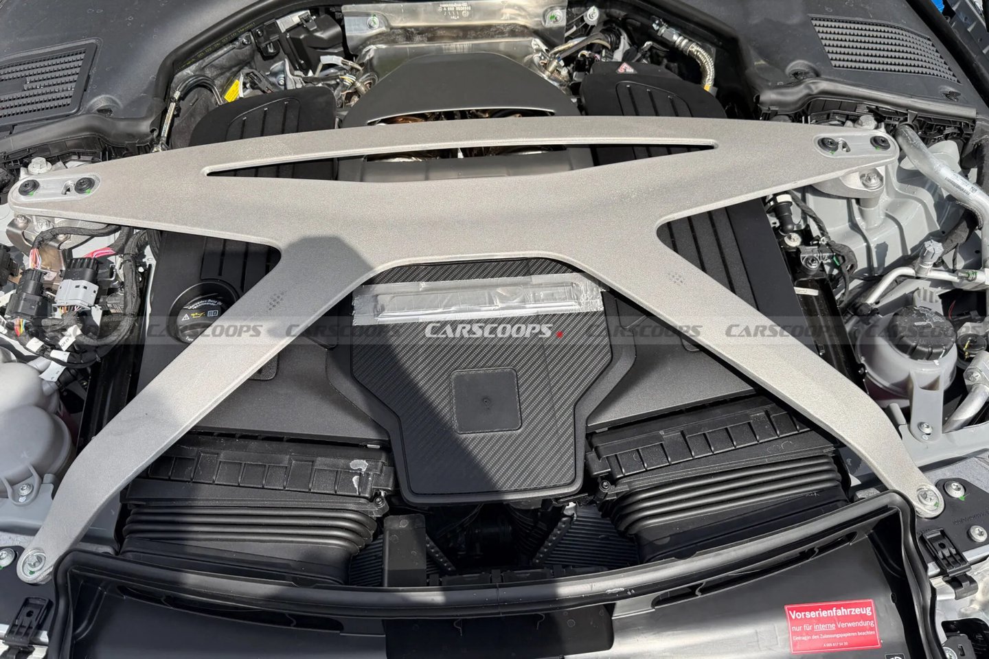 梅赛德斯AMG CLE 63路测图曝光，V8发动机舱首次亮相