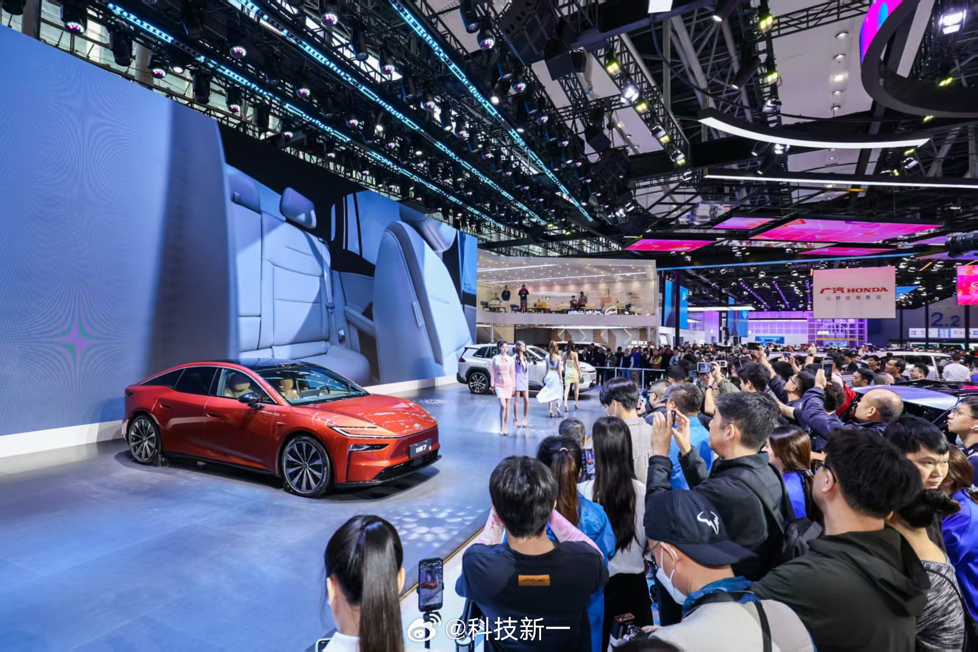 铂智7车展受热捧，20万级配置媲美30万新势力