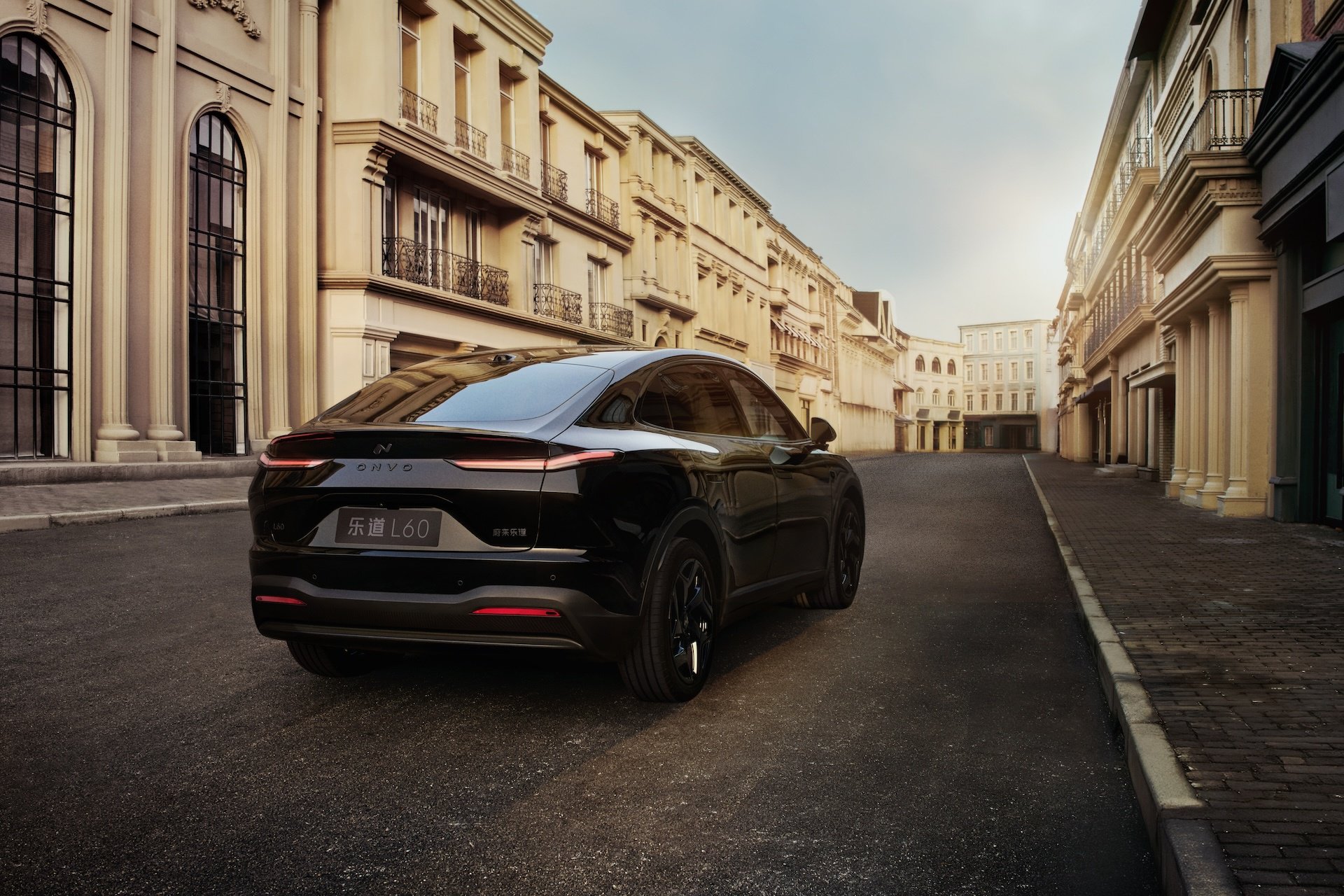 吴尊与乐道L60黑骑士同框，星空黑外观配橙色缝线设计