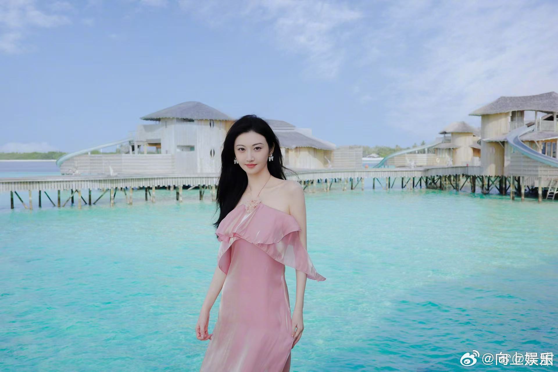 景甜海边粉裙造型明媚温柔