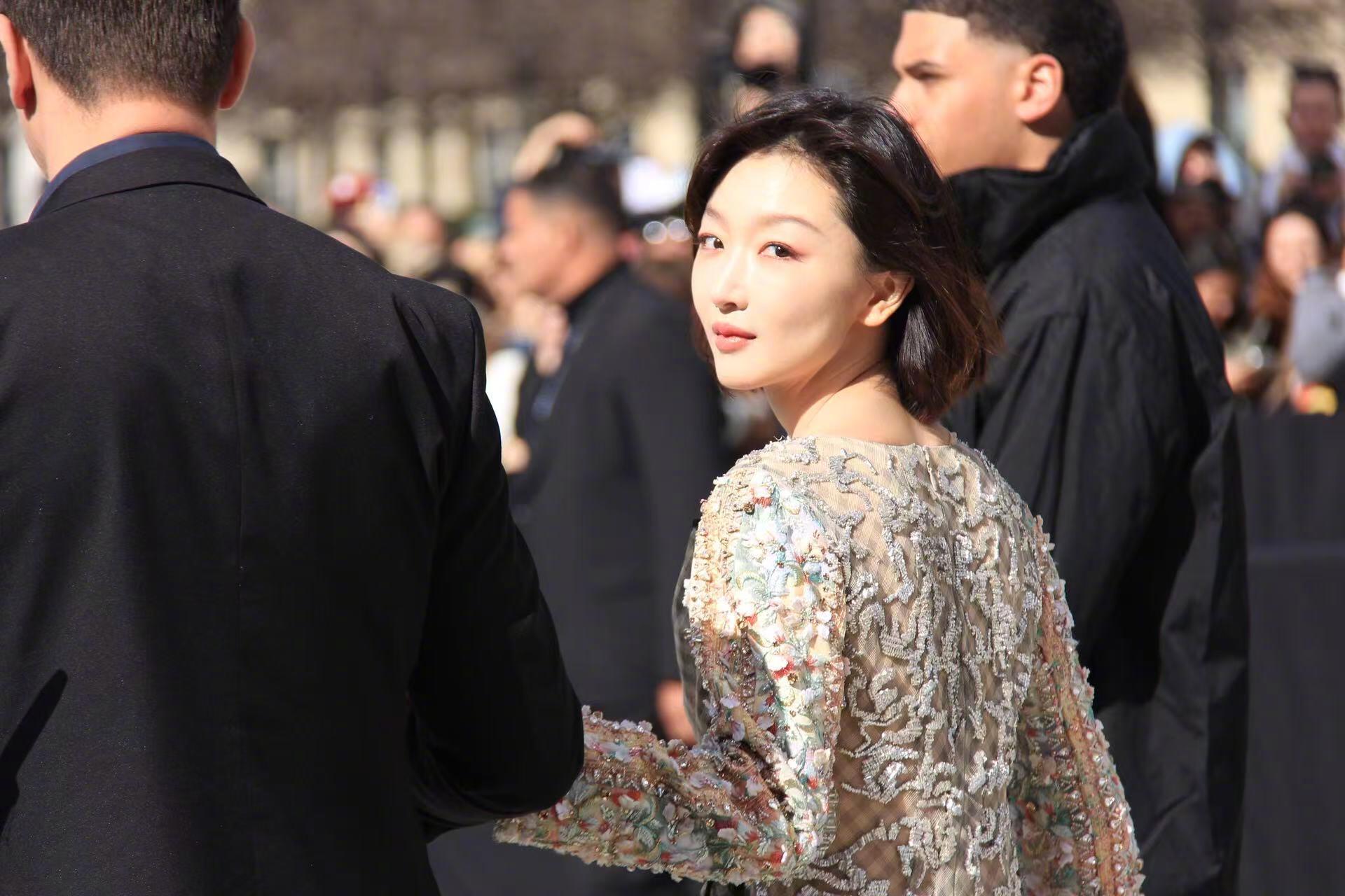 周冬雨巴黎时装周亮片长裙造型灵动高级