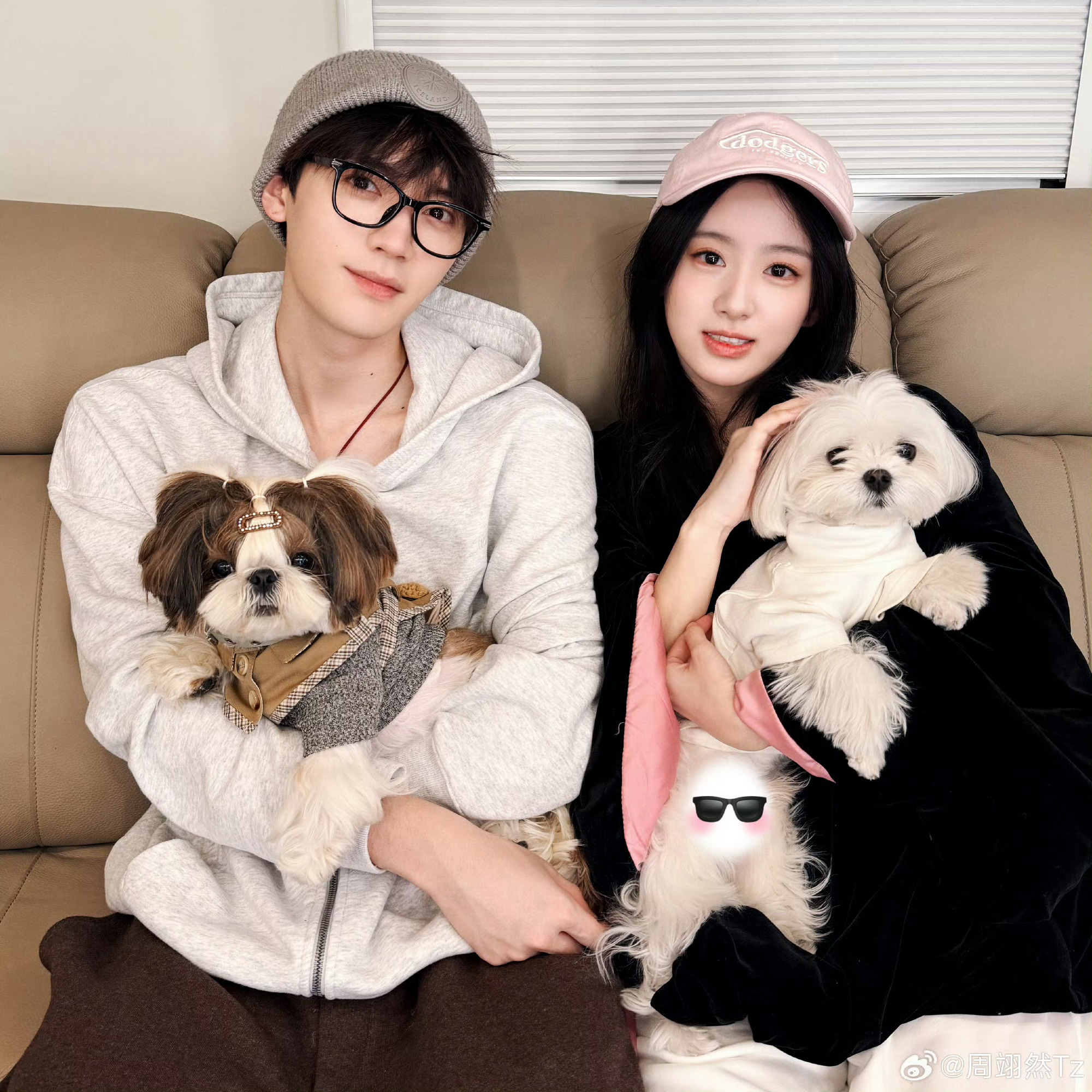 周翊然包上恩携狗亮相直播现场