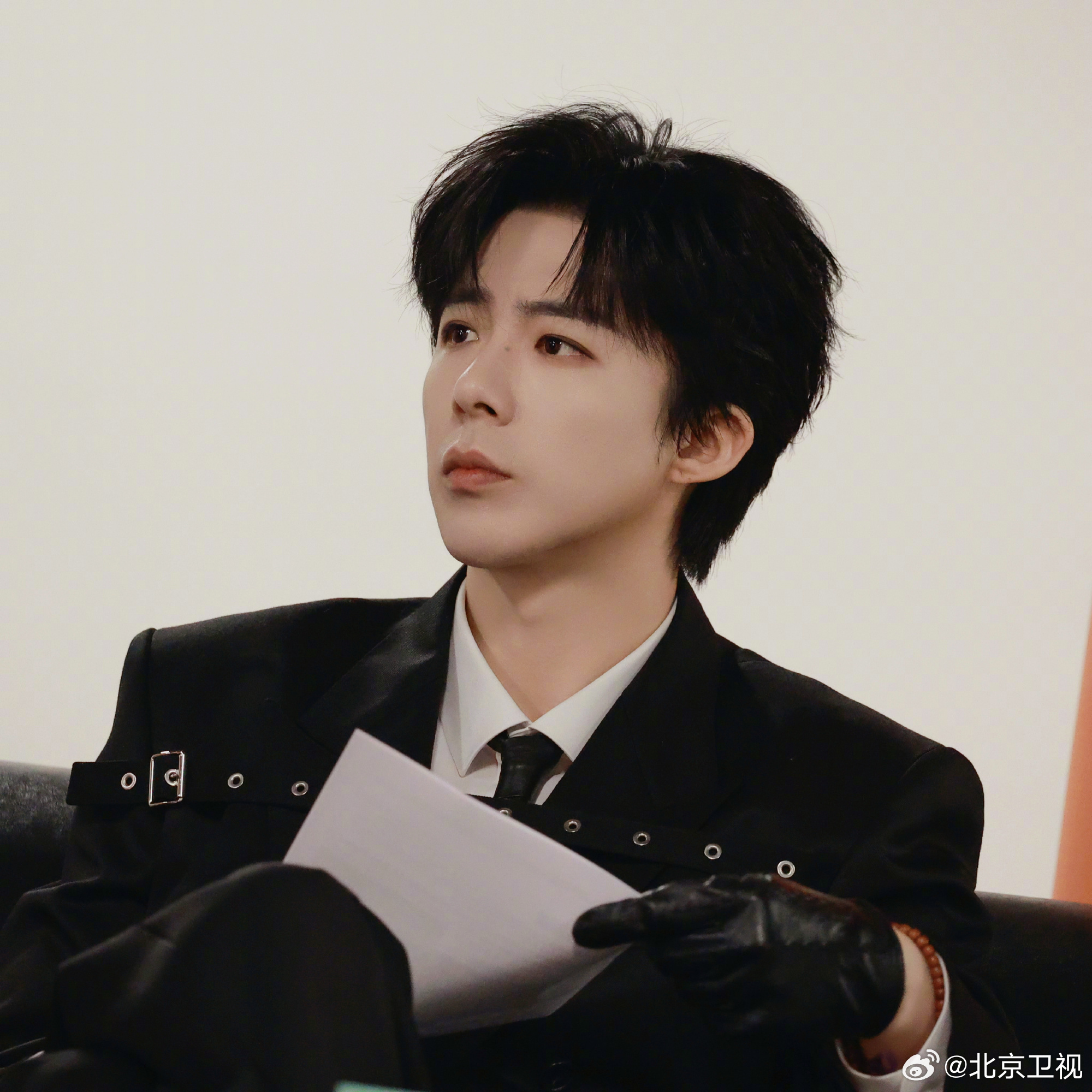 刘宇宁西装造型眼神戏十足，沉稳姿态展故事感