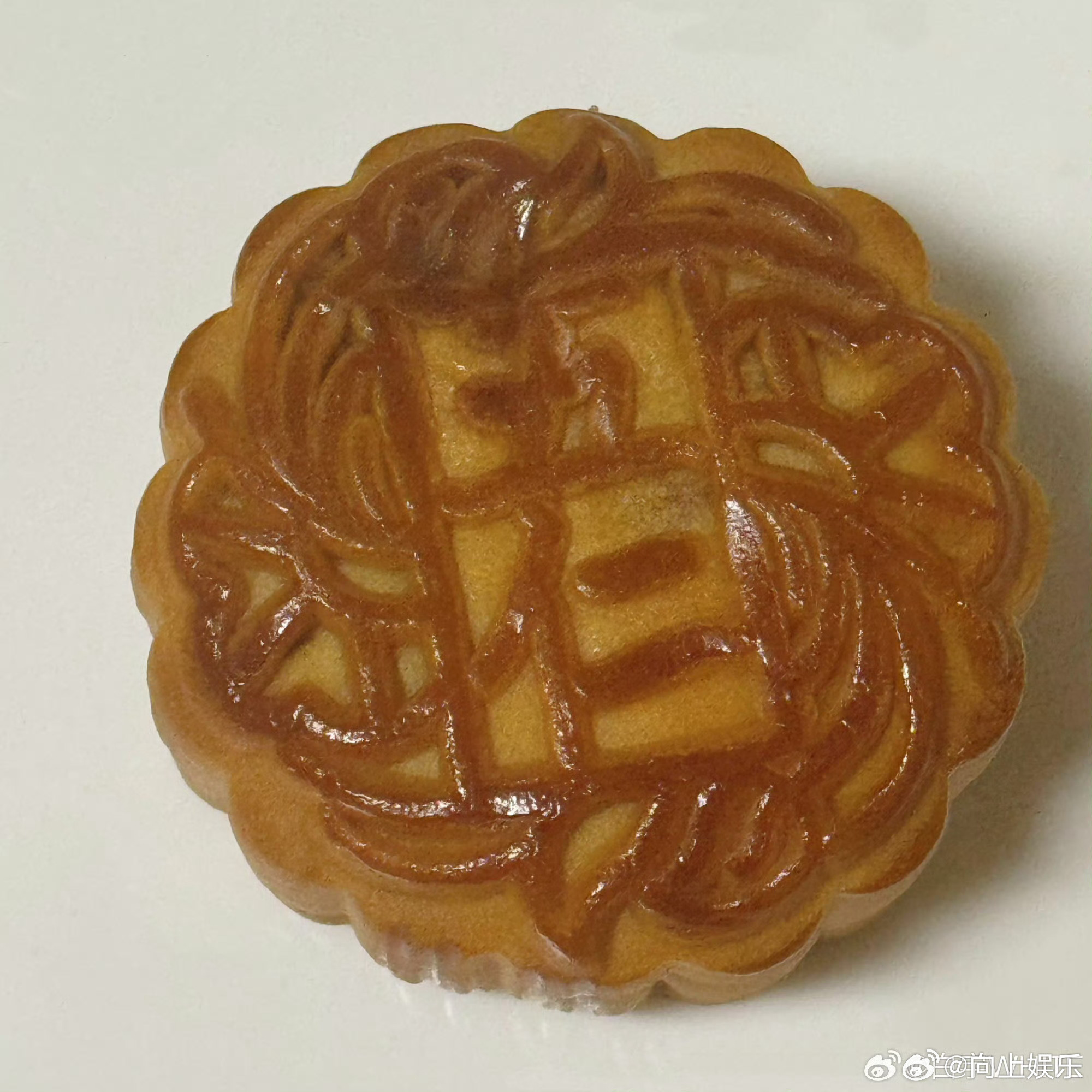 白宇中秋吃五仁月饼，期待晚会精彩舞台