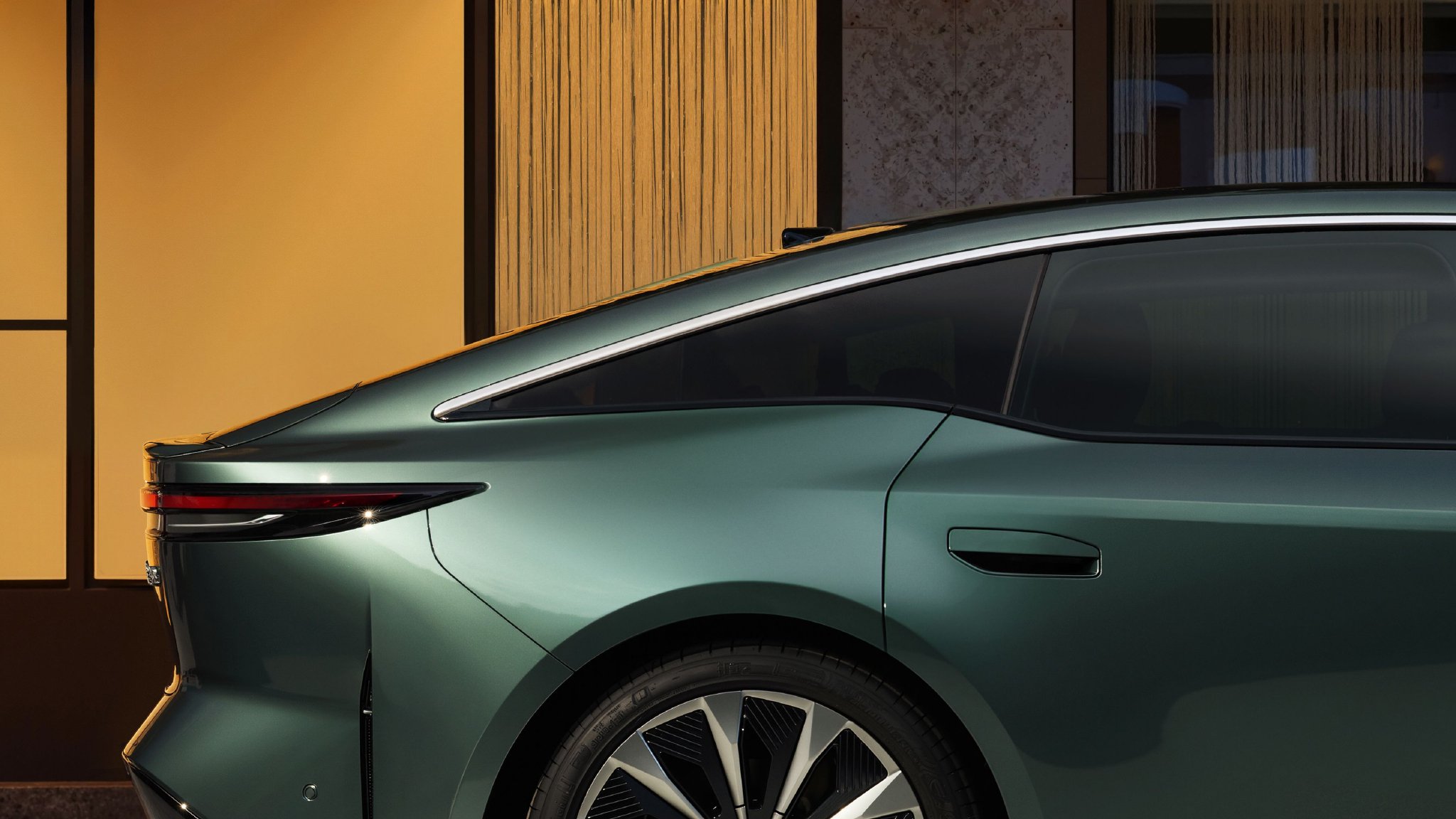 丰田铂智7纯电旗舰轿车亮相，长三角窗设计引领新能源潮流