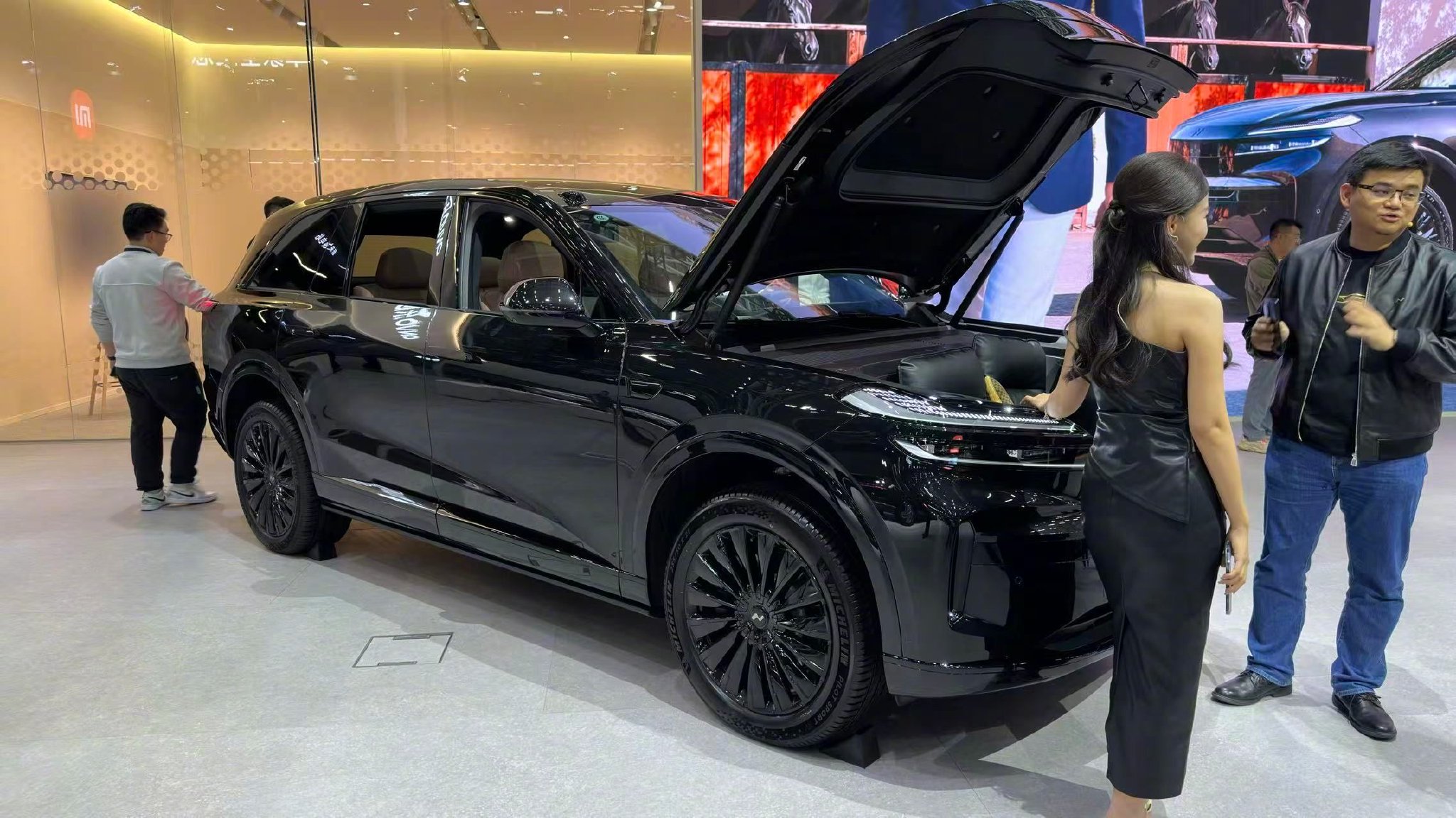 乐道L90黑骑士版亮相广州车展，标配零重力座椅与电动踏板