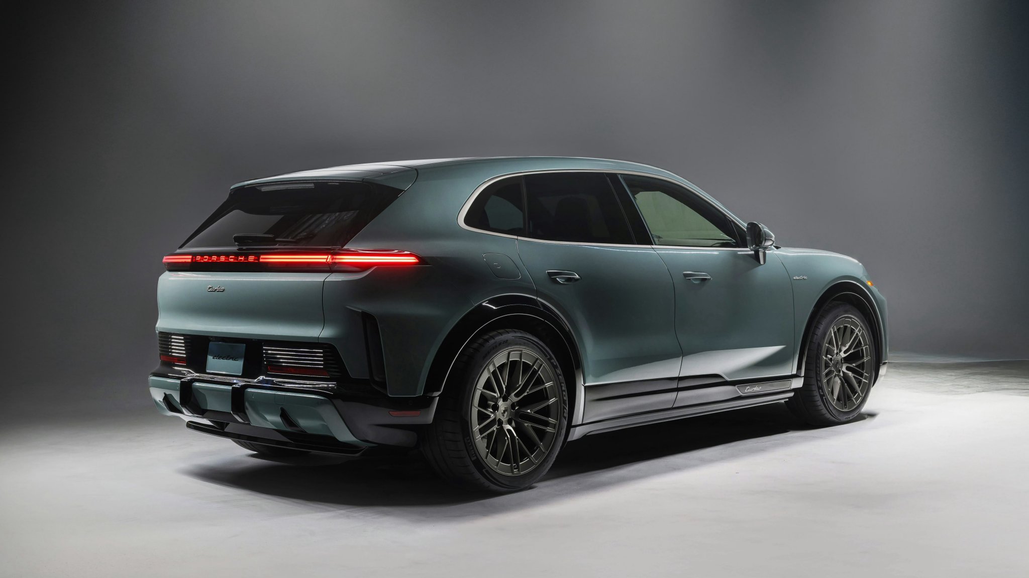 新纯电卡宴侧裙造型引争议，被指失去灵动感