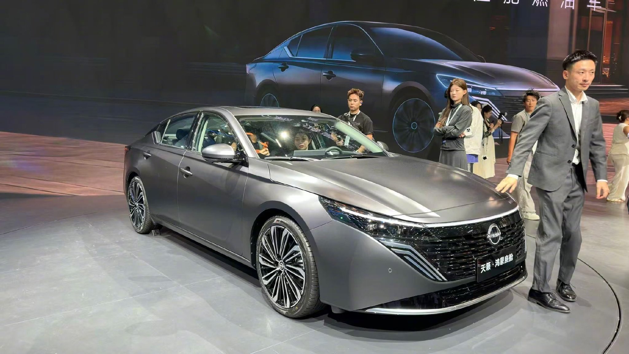 东风日产天籁鸿蒙座舱上市，燃油智能第一车12.99万起