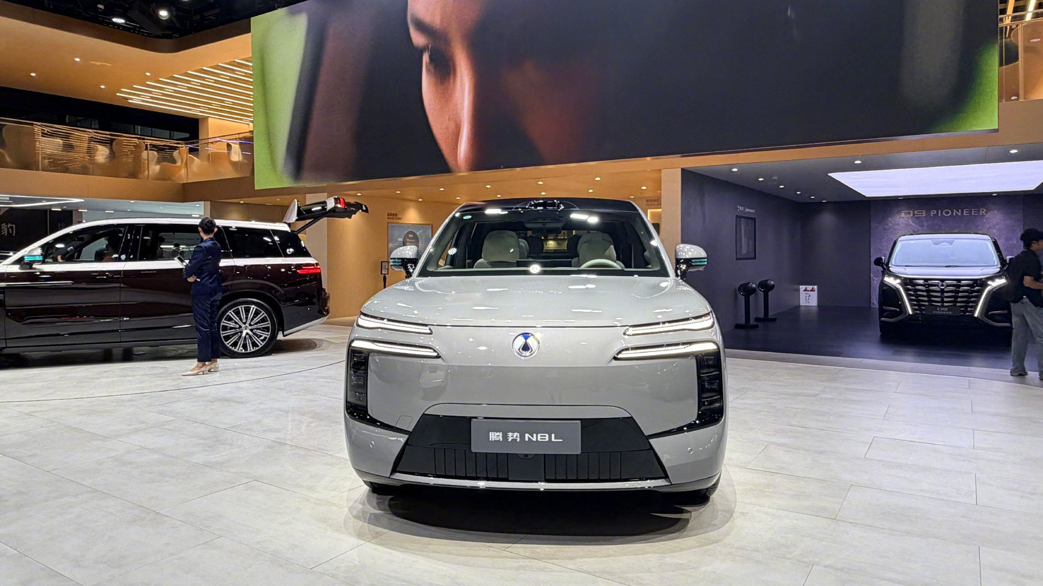 腾势全家族车型亮相广州车展，N8L零百加速3.9秒、D9至尊版迎30万辆交付