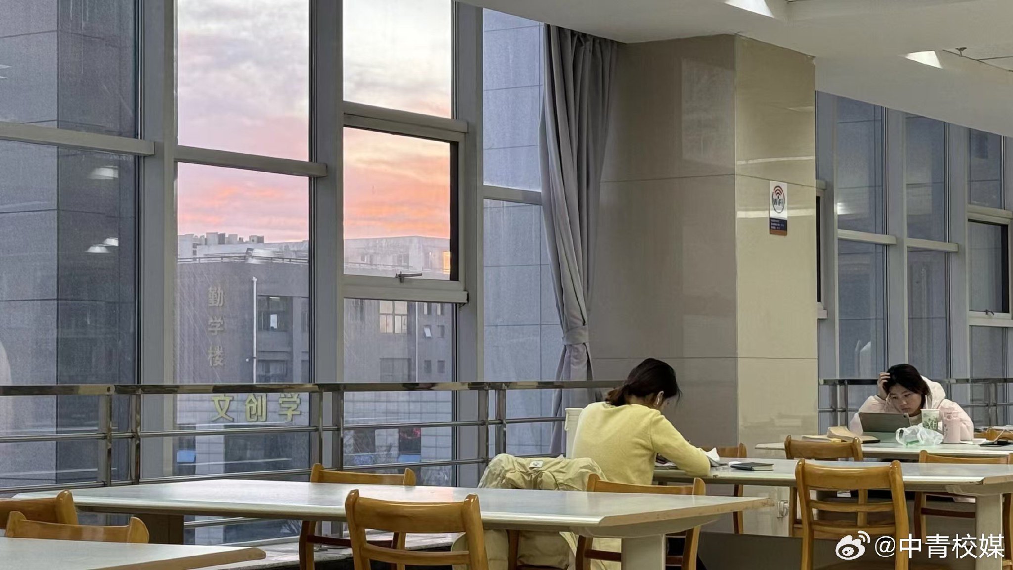 山西传媒学院李梦瑶摄早安校媒人笃行不辍乘风破浪