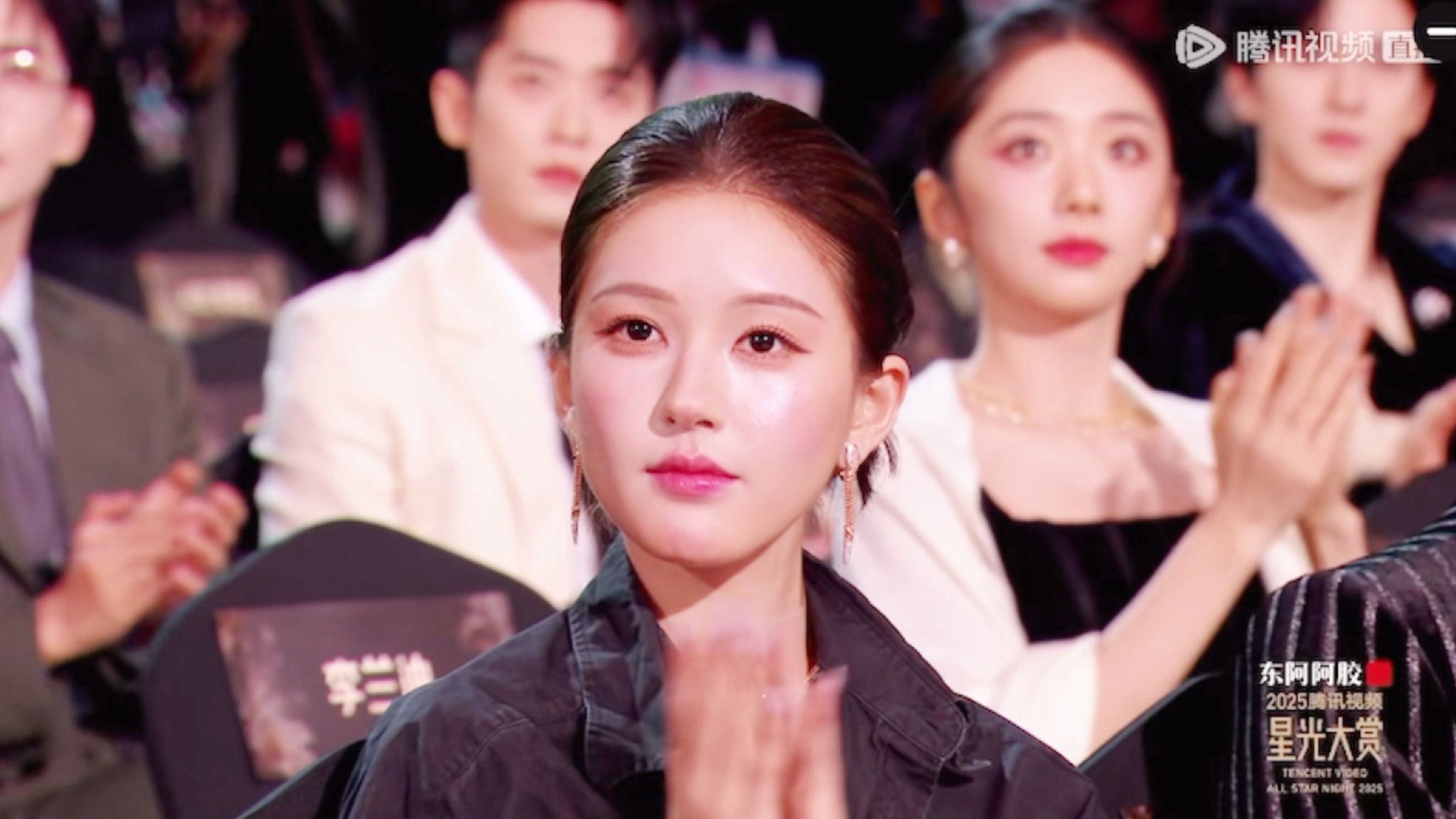 吴磊发言镜头切换赵露思鼓掌画面引热议