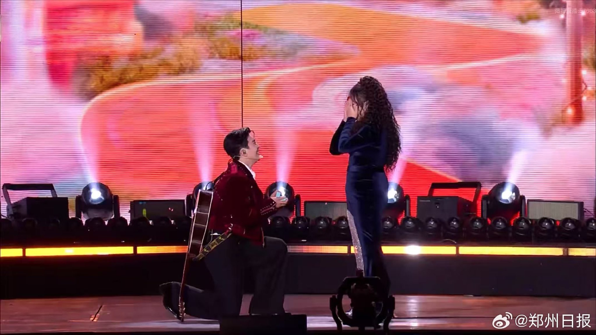 李川跨年晚会备花海求婚锤娜丽莎，多年恋爱终成正果