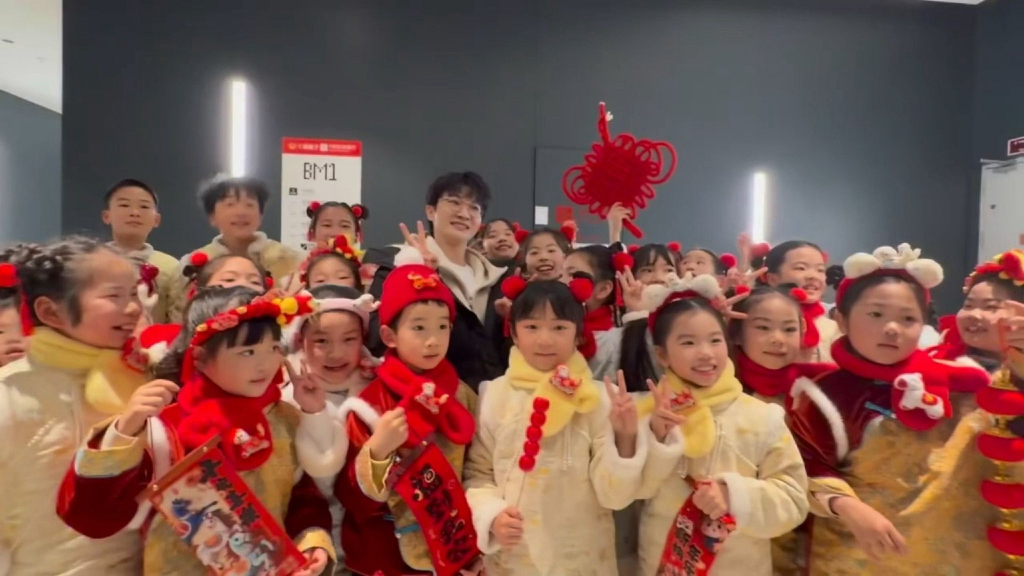 周深湖南春晚后台被小朋友包围