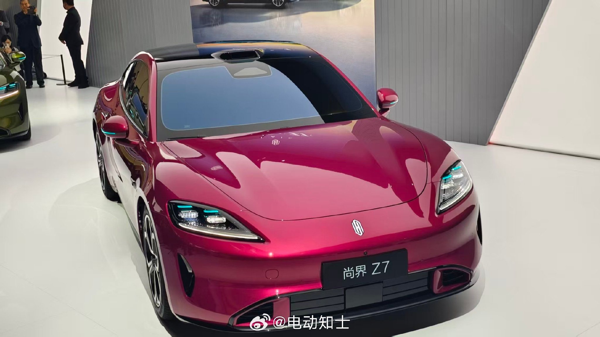 华为发布尚界Z7系列新车，电光紫粉与琥珀金绿亮相