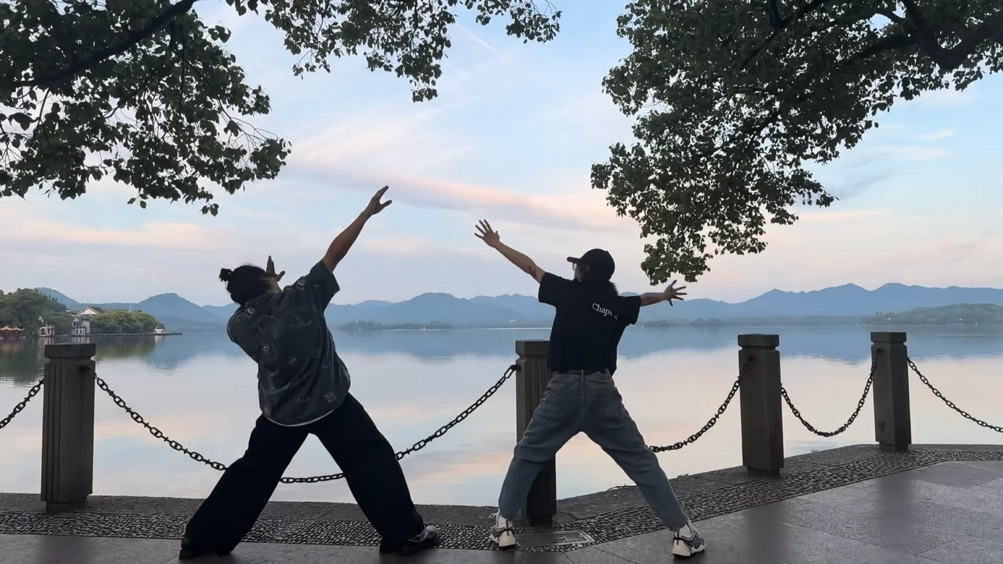 华晨宇镜头下的西湖日出温柔澄澈