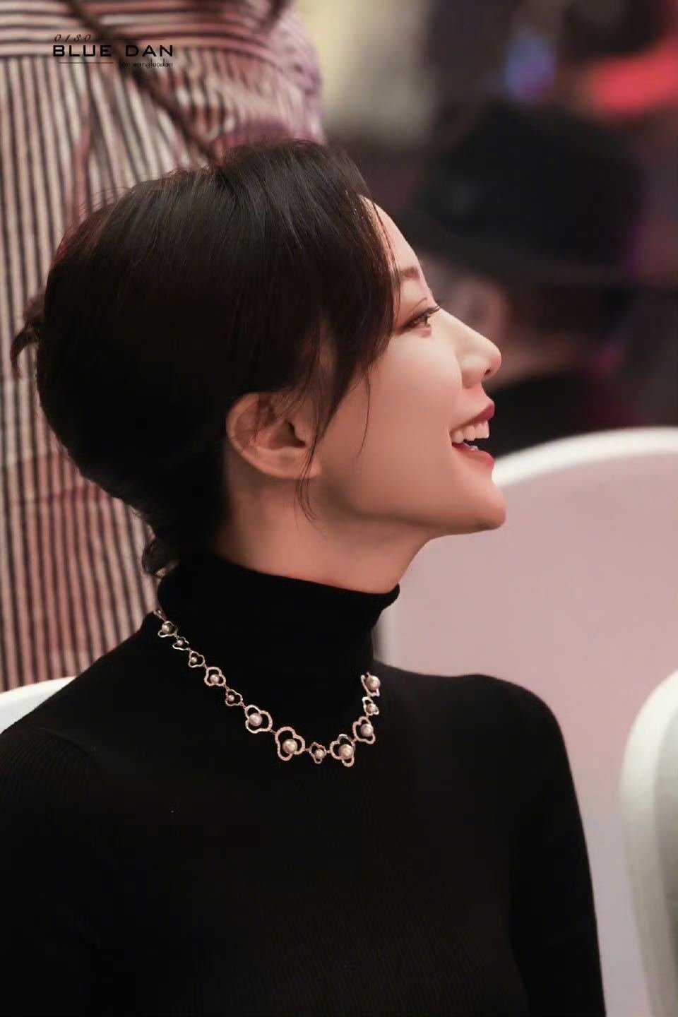 王珞丹素色毛衣造型气质出众