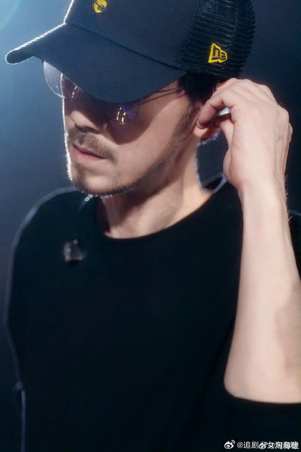 周传雄台上深情演唱台下宠粉反差大