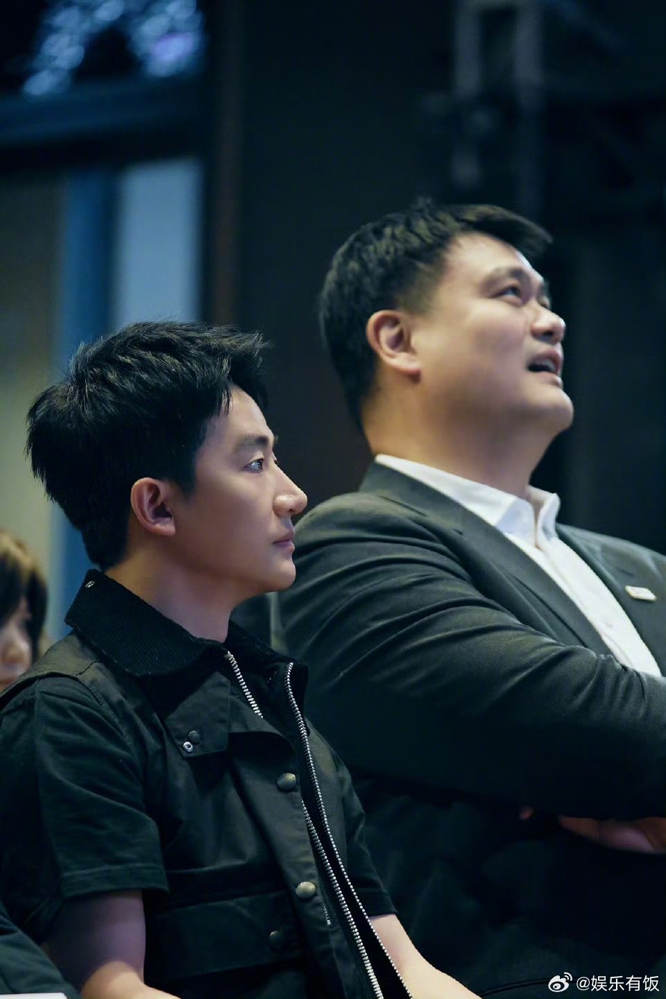 黄轩姚明同框合照引热议