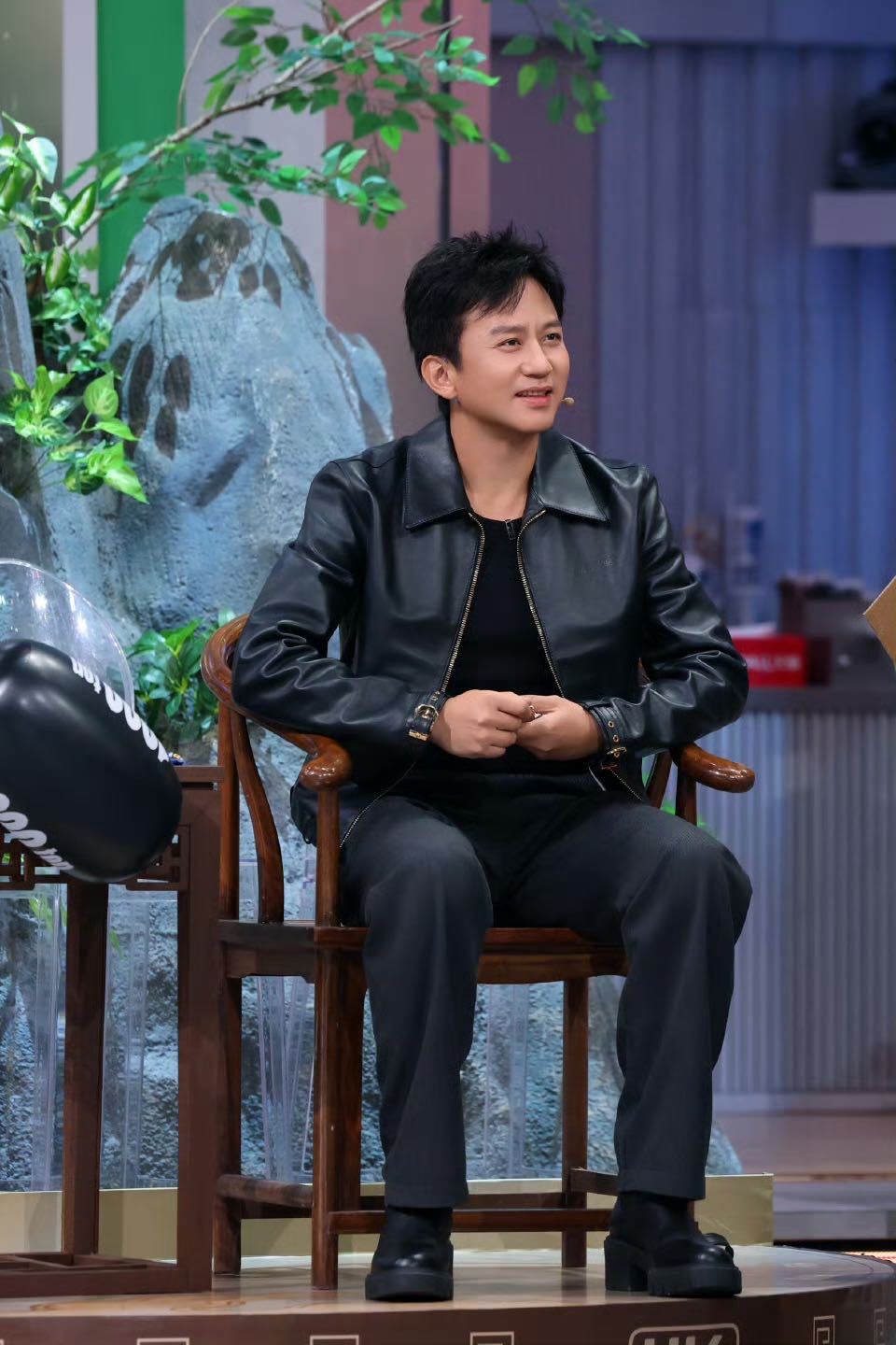 邓超切换工作模式自如，展现成熟艺人专业水准