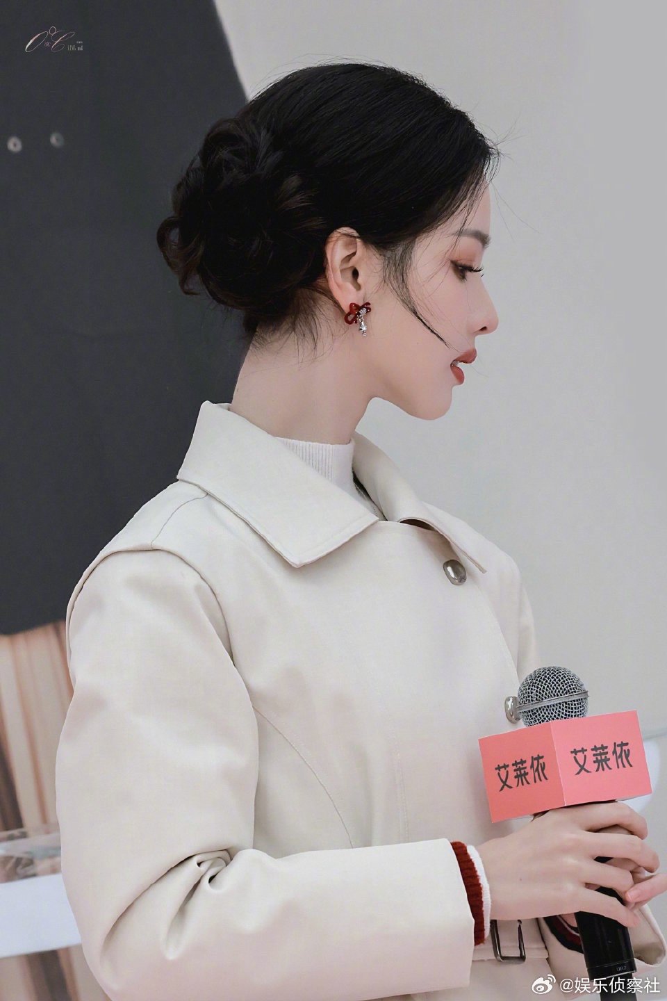 陈都灵现身活动造型甜美