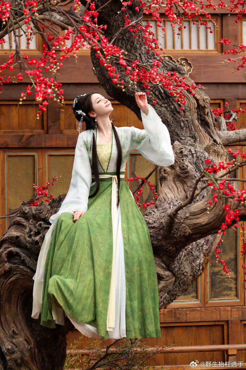 迪丽热巴贺思慕预约破300万，工作室发布新物料