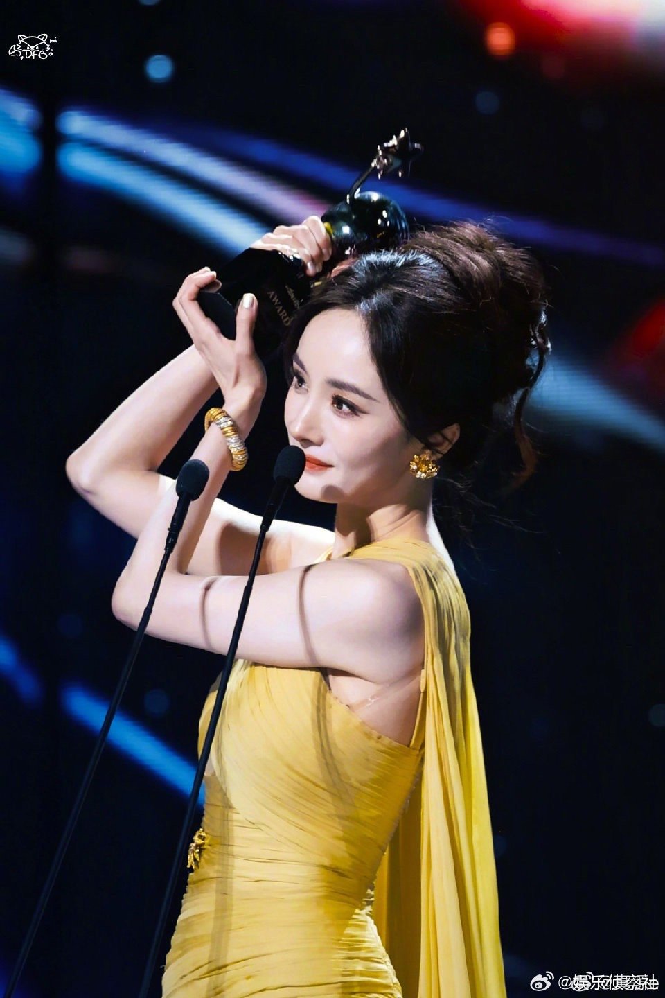 杨幂亮相展现大花气质