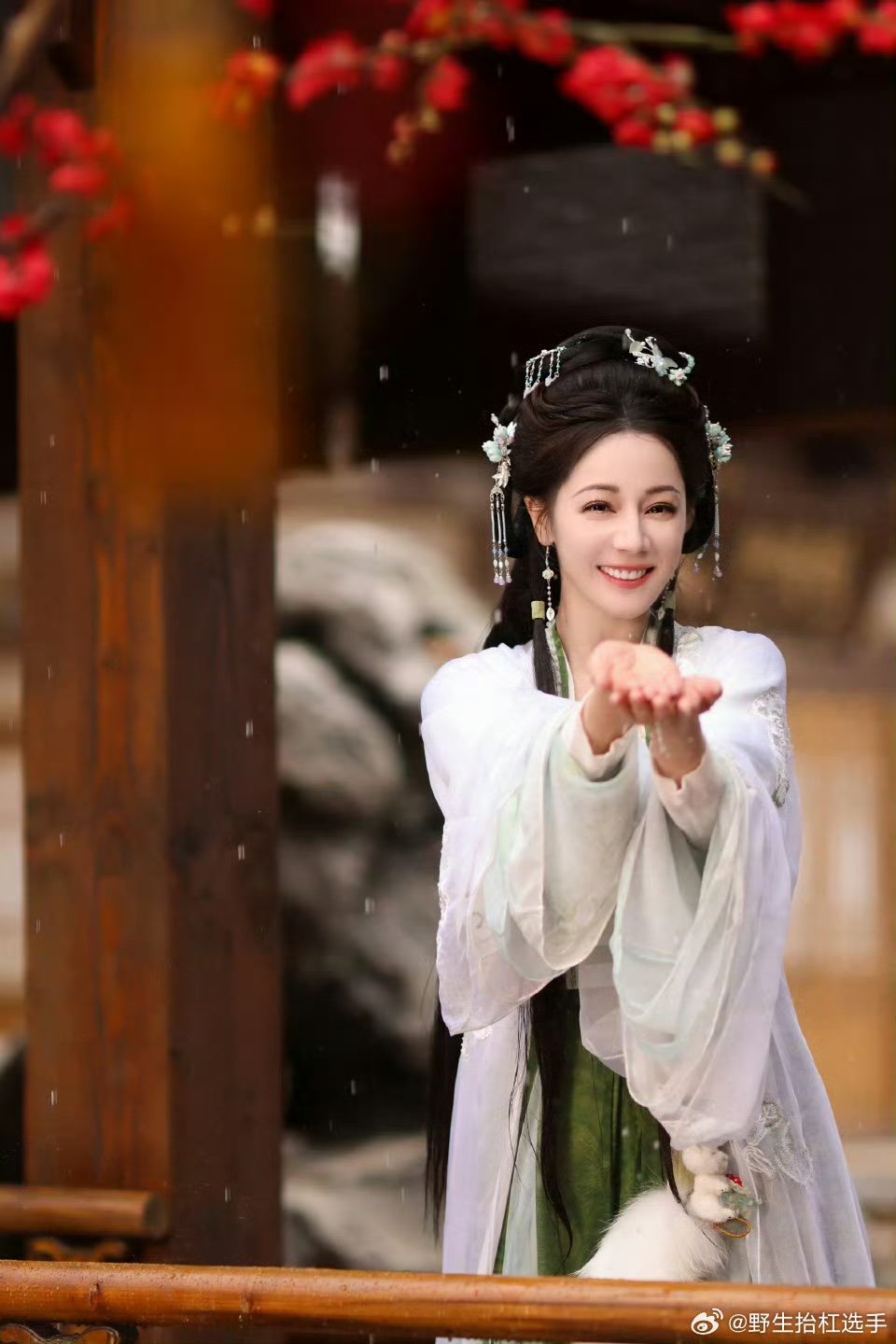 迪丽热巴贺思慕预约破300万，将兑现跳舞福利