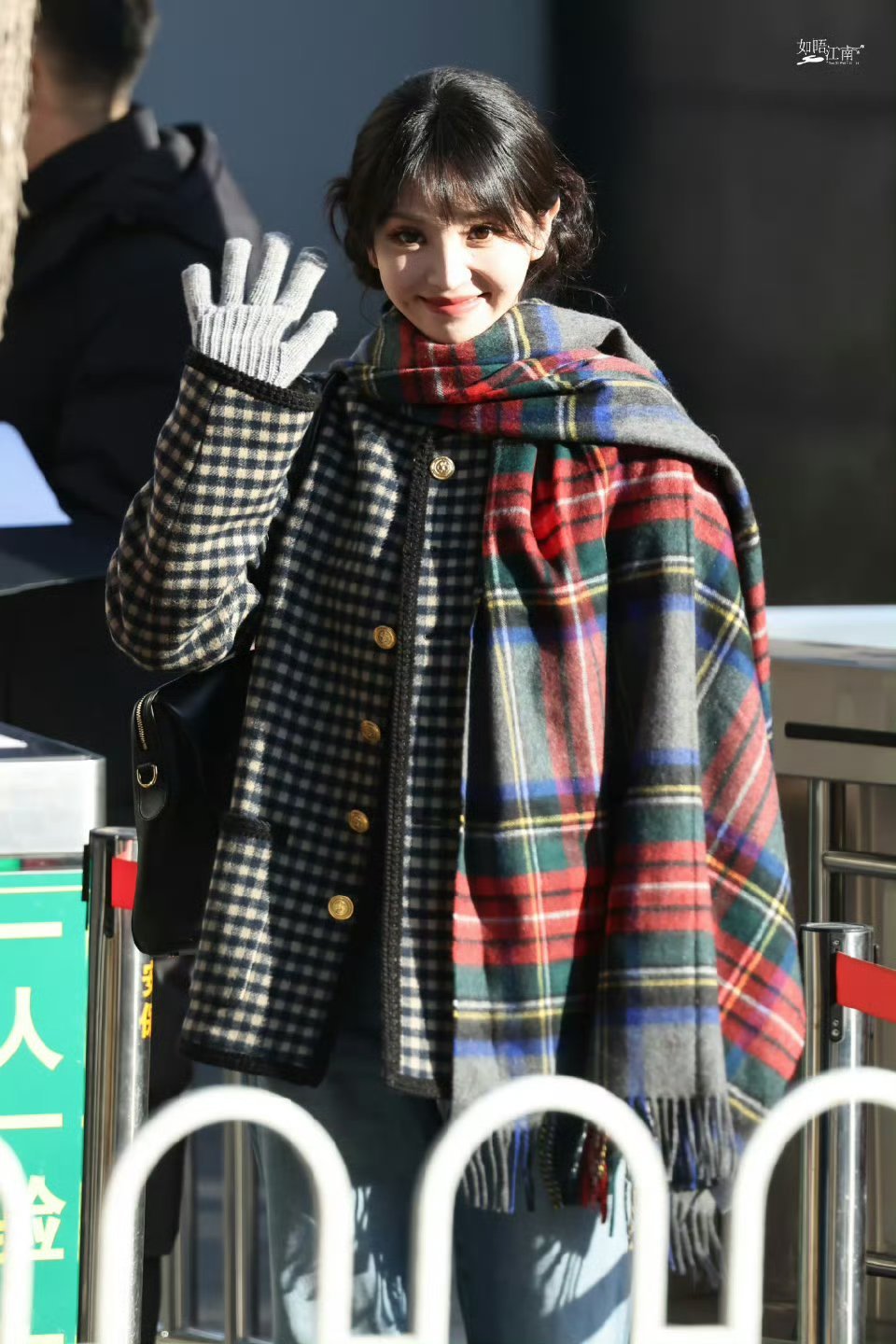 田曦薇小香风盘发造型曝光