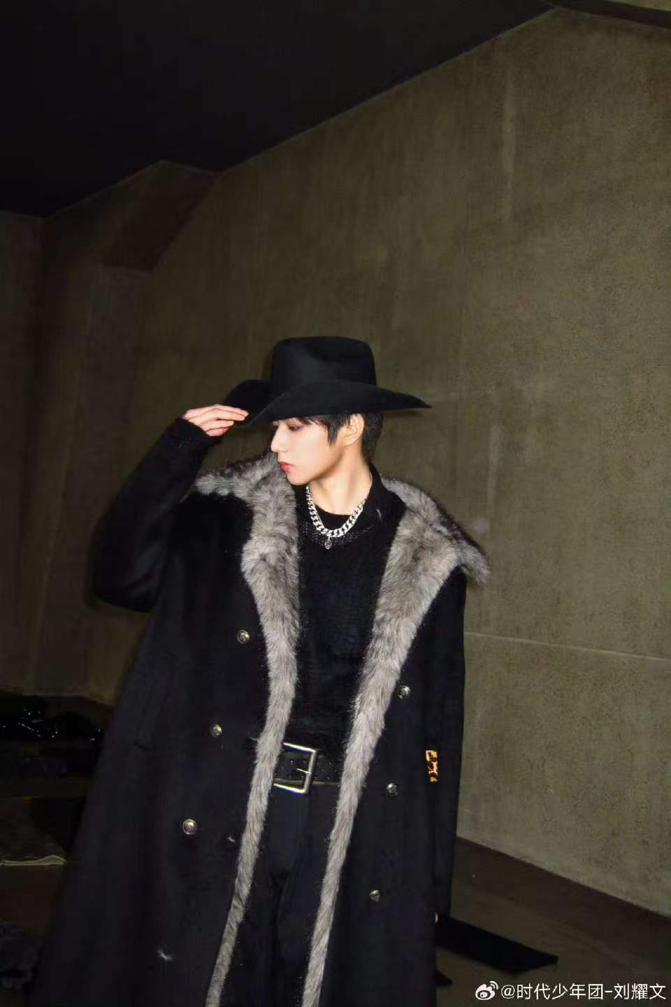 刘耀文用英文问候粉丝并发布情人节写真