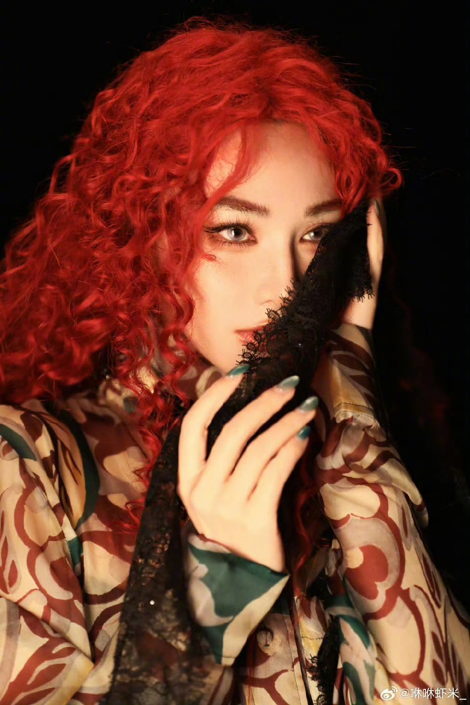 红发美杜莎与彭小苒亮相封面